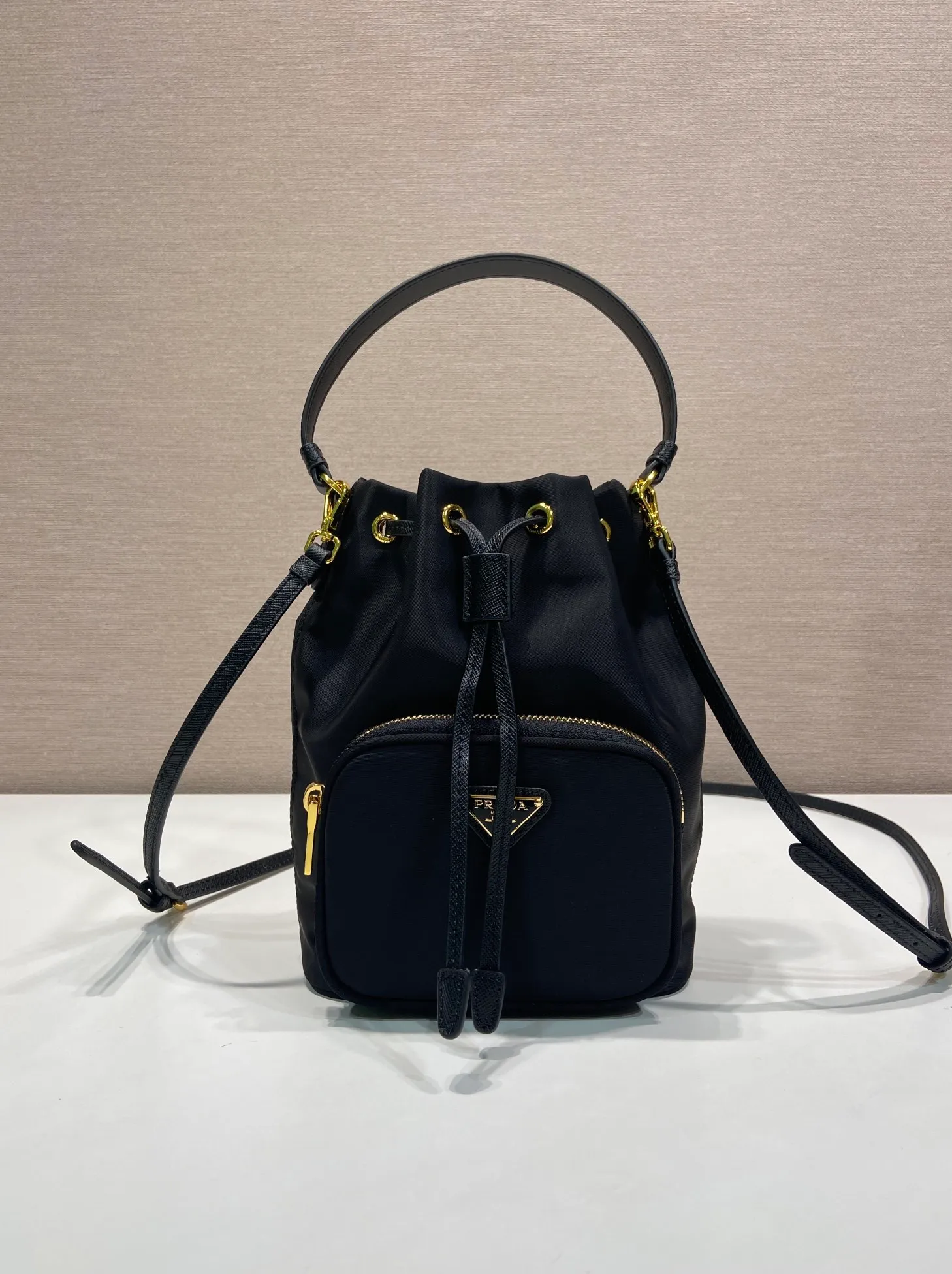 💰700, classic 1BH1864 upgrade board😘small size👏👏 This bucket bag is made of imported nylon fabric and has an upgraded drawstring cross-grain cowhide design. It is top-grade five, portable/diagonal, lightweight, practical and fashionable. Beauties, hurry up and get it. 165 OEM code, length 16x height 21 bottom × 10cm📢📢📢📢💰