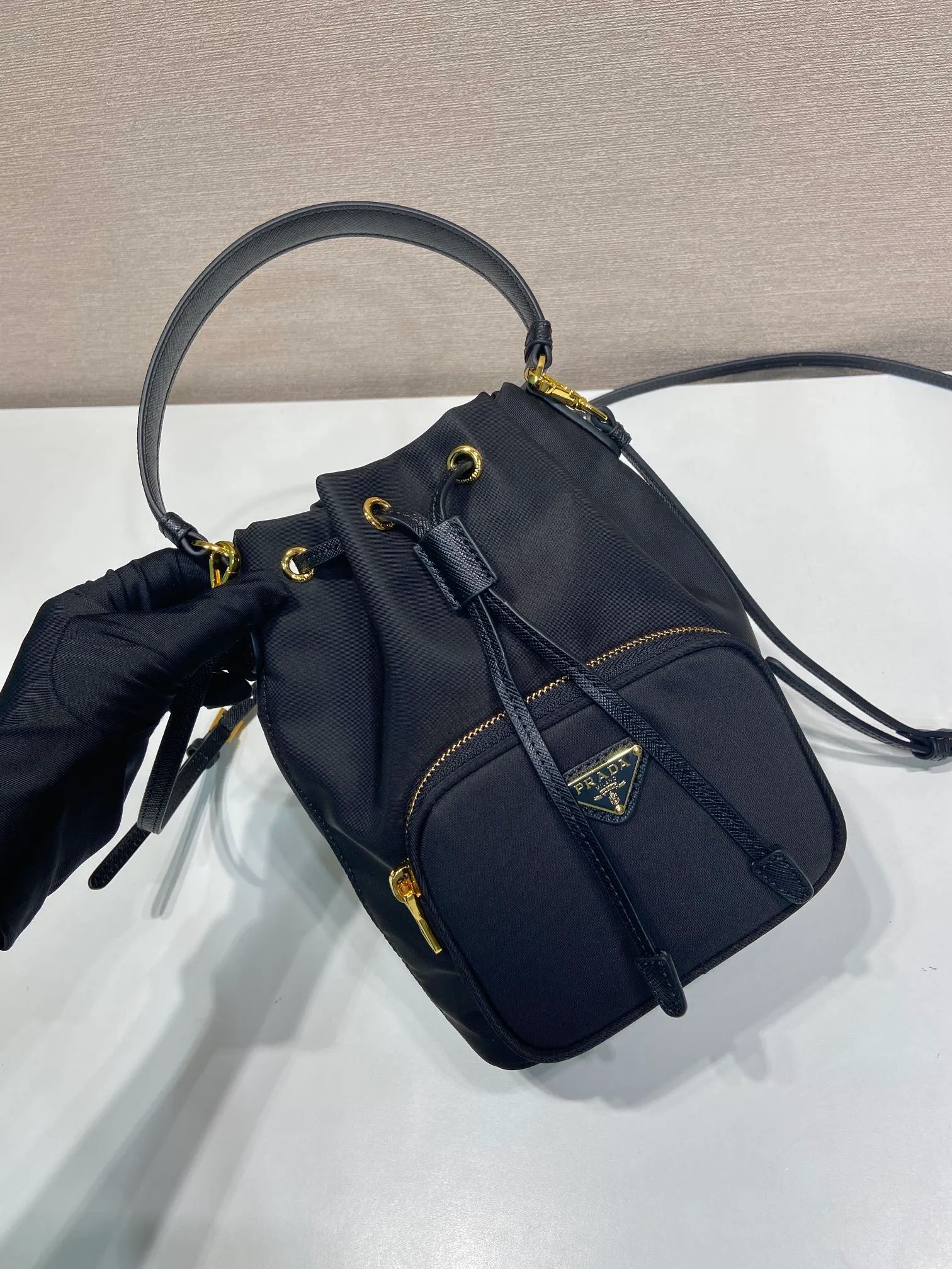 💰700, classic 1BH1864 upgrade board😘small size👏👏 This bucket bag is made of imported nylon fabric and has an upgraded drawstring cross-grain cowhide design. It is top-grade five, portable/diagonal, lightweight, practical and fashionable. Beauties, hurry up and get it. 165 OEM code, length 16x height 21 bottom × 10cm📢📢📢📢💰