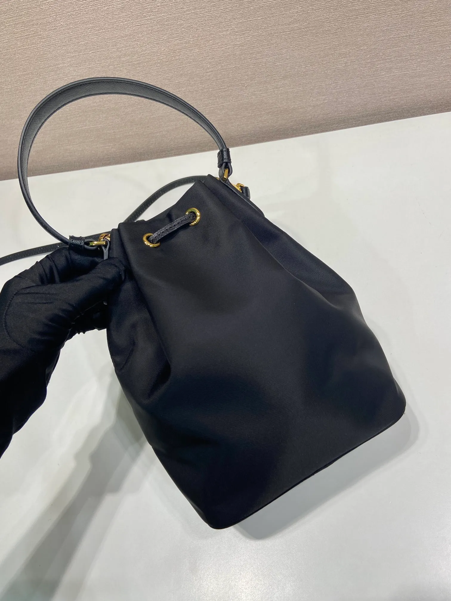 💰700, classic 1BH1864 upgrade board😘small size👏👏 This bucket bag is made of imported nylon fabric and has an upgraded drawstring cross-grain cowhide design. It is top-grade five, portable/diagonal, lightweight, practical and fashionable. Beauties, hurry up and get it. 165 OEM code, length 16x height 21 bottom × 10cm📢📢📢📢💰