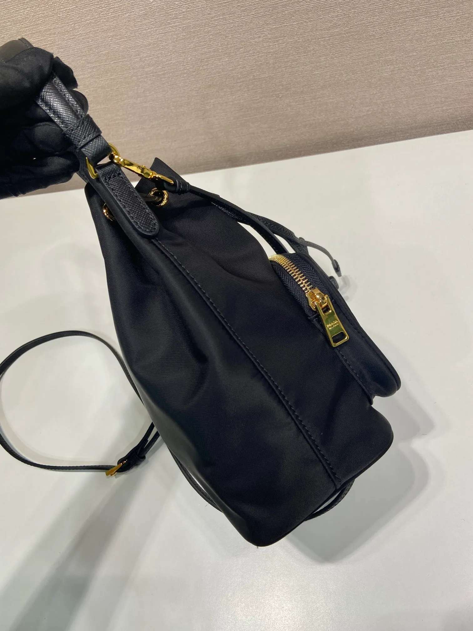💰700, classic 1BH1864 upgrade board😘small size👏👏 This bucket bag is made of imported nylon fabric and has an upgraded drawstring cross-grain cowhide design. It is top-grade five, portable/diagonal, lightweight, practical and fashionable. Beauties, hurry up and get it. 165 OEM code, length 16x height 21 bottom × 10cm📢📢📢📢💰