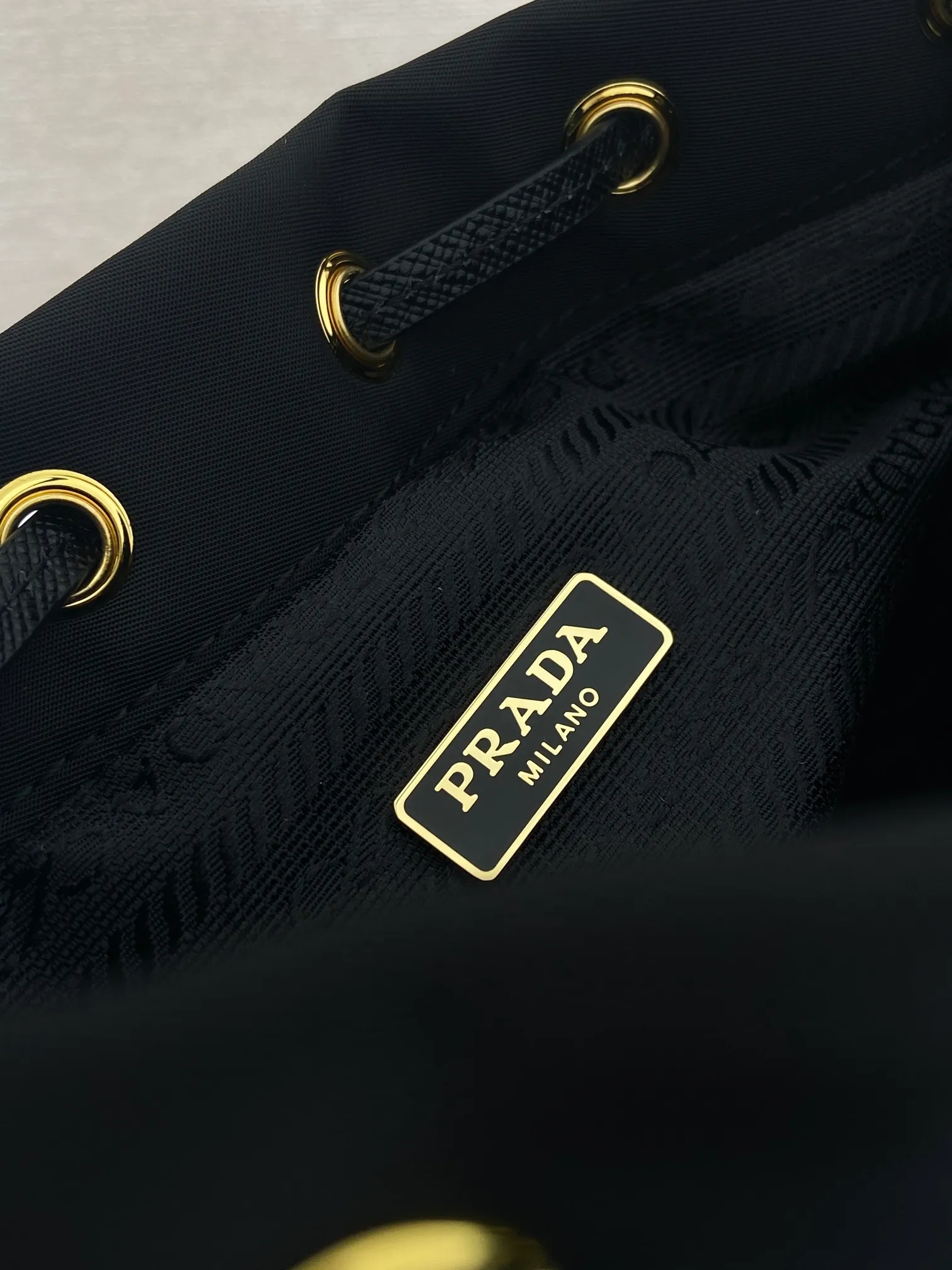 💰700, classic 1BH1864 upgrade board😘small size👏👏 This bucket bag is made of imported nylon fabric and has an upgraded drawstring cross-grain cowhide design. It is top-grade five, portable/diagonal, lightweight, practical and fashionable. Beauties, hurry up and get it. 165 OEM code, length 16x height 21 bottom × 10cm📢📢📢📢💰