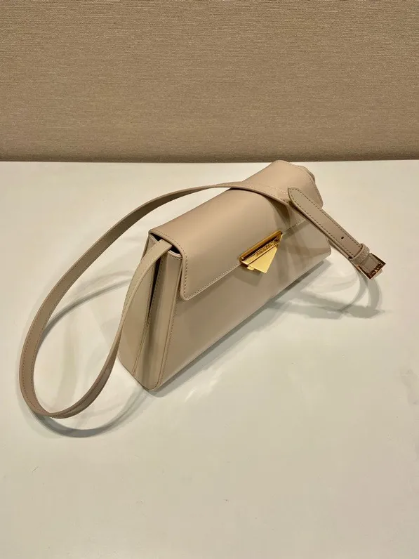 💰1560🎉Catway model🎉1BD343 small new color🎉🎉 This catwalk model is made of imported glossy calfskin with sheepskin interior. The trapezoidal design is full of artistic sense. It is equipped with two detachable shoulder straps, long and short. The front panel is equipped with an engraved micro-label lock/flap design. It can be exchanged and matched for different occasions and different clothing. Large capacity space. The upper body effect is great, if you like babies, hurry up and get it🎉🎉 Length 28.5x Height 14x Bottom 7cm🎉🎉🎉👏👏👏