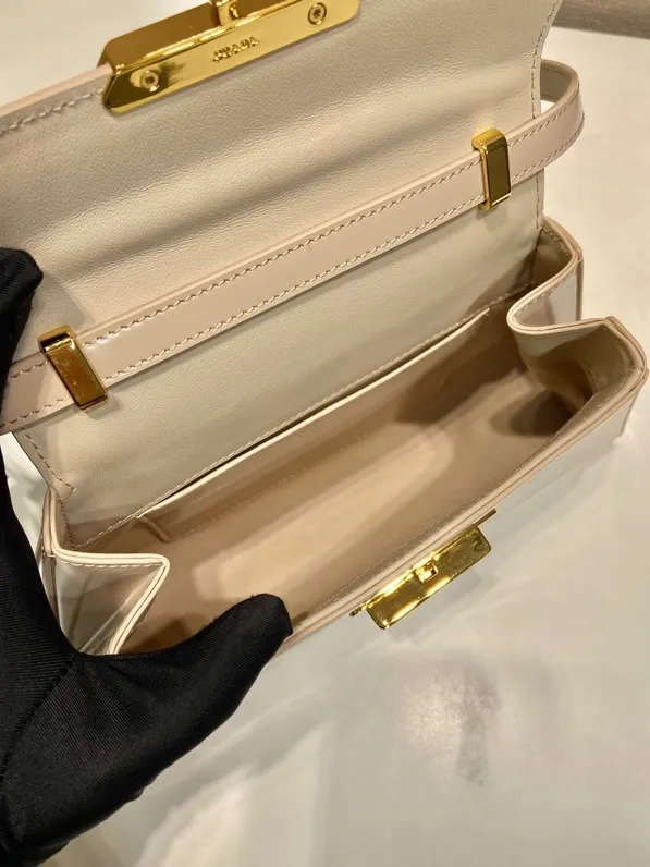 💰1560🎉Catway model🎉1BD343 small new color🎉🎉 This catwalk model is made of imported glossy calfskin with sheepskin interior. The trapezoidal design is full of artistic sense. It is equipped with two detachable shoulder straps, long and short. The front panel is equipped with an engraved micro-label lock/flap design. It can be exchanged and matched for different occasions and different clothing. Large capacity space. The upper body effect is great, if you like babies, hurry up and get it🎉🎉 Length 28.5x Height 14x Bottom 7cm🎉🎉🎉👏👏👏