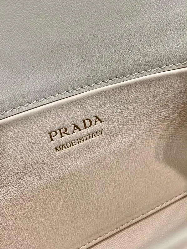 💰1560🎉Catway model🎉1BD343 small new color🎉🎉 This catwalk model is made of imported glossy calfskin with sheepskin interior. The trapezoidal design is full of artistic sense. It is equipped with two detachable shoulder straps, long and short. The front panel is equipped with an engraved micro-label lock/flap design. It can be exchanged and matched for different occasions and different clothing. Large capacity space. The upper body effect is great, if you like babies, hurry up and get it🎉🎉 Length 28.5x Height 14x Bottom 7cm🎉🎉🎉👏👏👏
