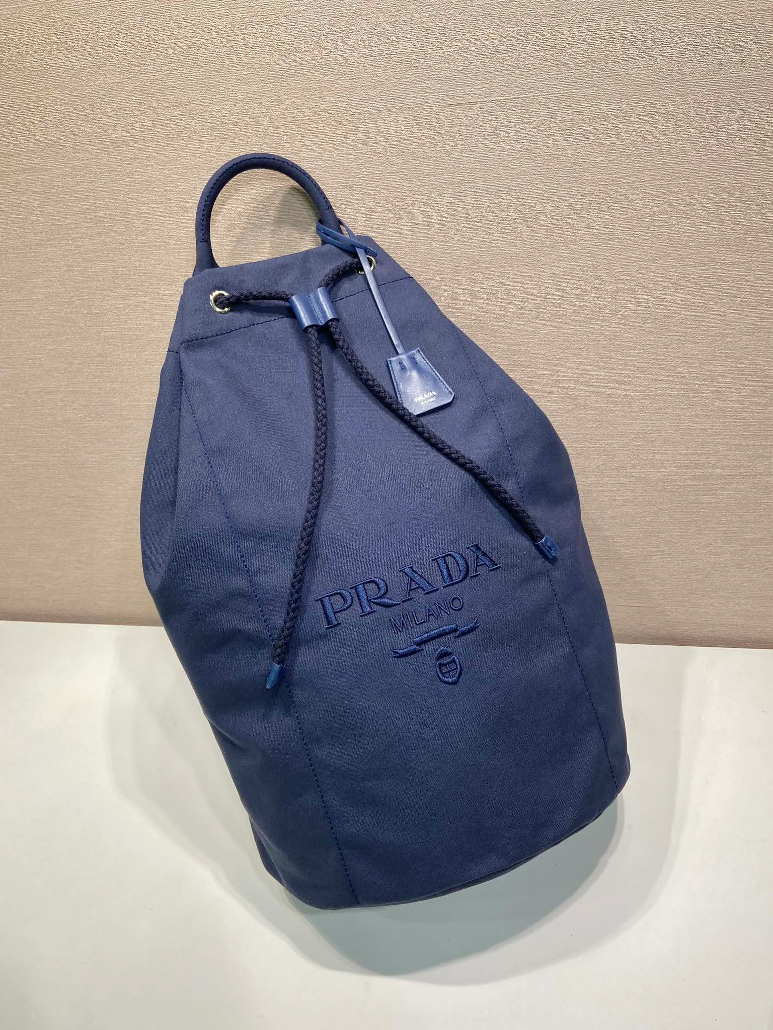 💰1360🎉New travel bag🎉2VY011🎉🎉 This linen blend drawstring travel bag interprets a light and sporty style, with adjustable and removable shoulder straps and leather trim. Tonal letter logo embroidery adds a unique, classic touch. The drawstring bag design makes the upper body very fashionable. This is the latest and most fashionable travel bag since ancient times. It has a lot of space. Get it now🎉🎉Length 34xH 55x㡳34cm🎉🎉🎉💰💰💰