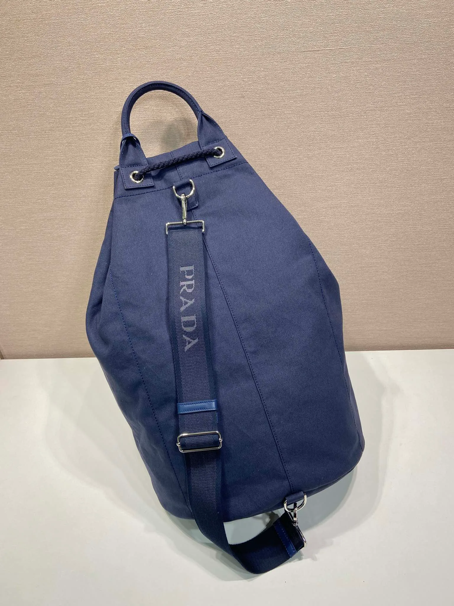 💰1360🎉New travel bag🎉2VY011🎉🎉 This linen blend drawstring travel bag interprets a light and sporty style, with adjustable and removable shoulder straps and leather trim. Tonal letter logo embroidery adds a unique, classic touch. The drawstring bag design makes the upper body very fashionable. This is the latest and most fashionable travel bag since ancient times. It has a lot of space. Get it now🎉🎉Length 34xH 55x㡳34cm🎉🎉🎉💰💰💰