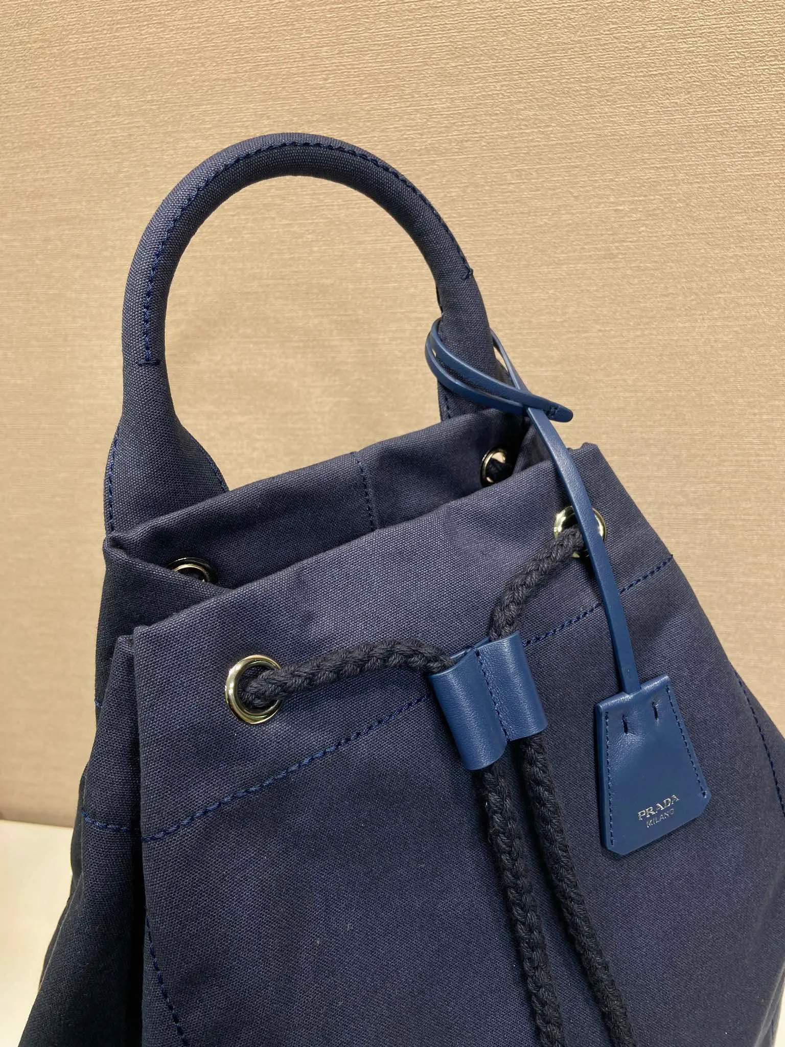 💰1360🎉New travel bag🎉2VY011🎉🎉 This linen blend drawstring travel bag interprets a light and sporty style, with adjustable and removable shoulder straps and leather trim. Tonal letter logo embroidery adds a unique, classic touch. The drawstring bag design makes the upper body very fashionable. This is the latest and most fashionable travel bag since ancient times. It has a lot of space. Get it now🎉🎉Length 34xH 55x㡳34cm🎉🎉🎉💰💰💰