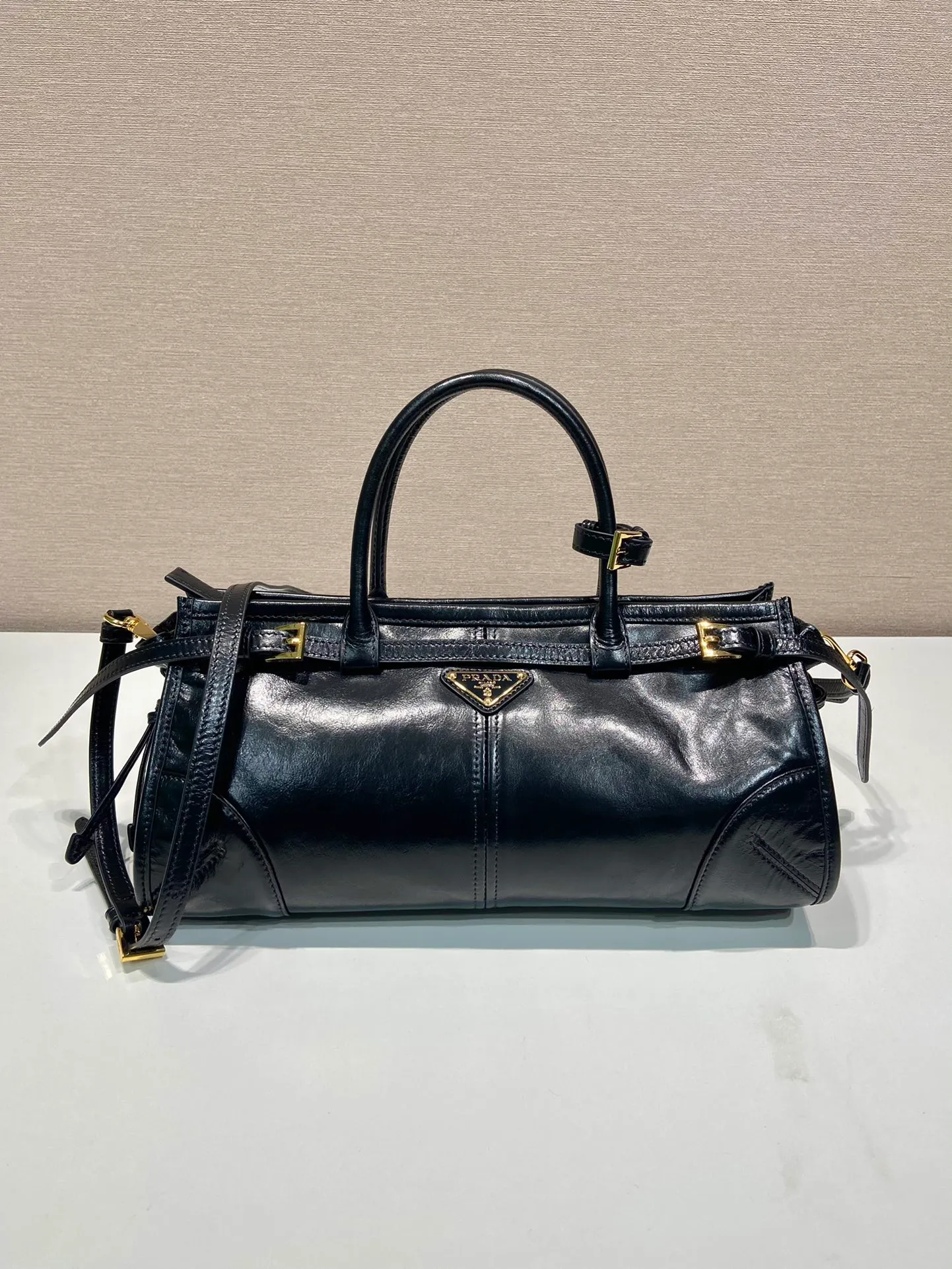 💰1840🎉LusSolf oil wax leather🎉1BA426A portable style (short handle)🎉This portable crossbody bag is made of imported oil wax leather. The shiny color exudes a classic atmosphere and comes with a The detachable and adjustable long shoulder strap is convenient for matching in different occasions. The capacity is very large and easy to use. It is definitely a must-have for fashionistas. Hurry up and take this retro style handbag home! Length 32x Height 15.5x Bottom 12cm🎉🎉🎉👏👏👏