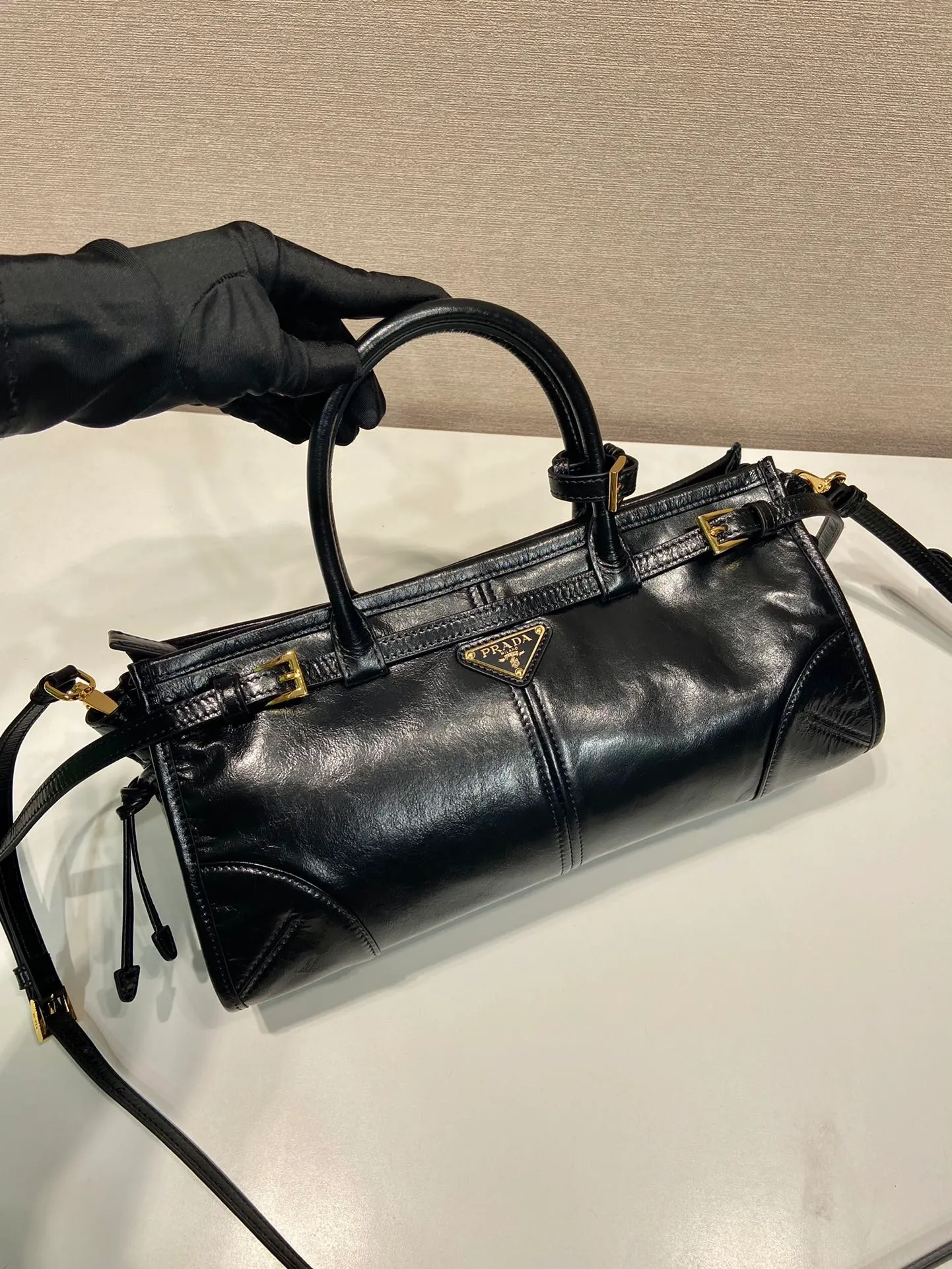 💰1840🎉LusSolf oil wax leather🎉1BA426A portable style (short handle)🎉This portable crossbody bag is made of imported oil wax leather. The shiny color exudes a classic atmosphere and comes with a The detachable and adjustable long shoulder strap is convenient for matching in different occasions. The capacity is very large and easy to use. It is definitely a must-have for fashionistas. Hurry up and take this retro style handbag home! Length 32x Height 15.5x Bottom 12cm🎉🎉🎉👏👏👏