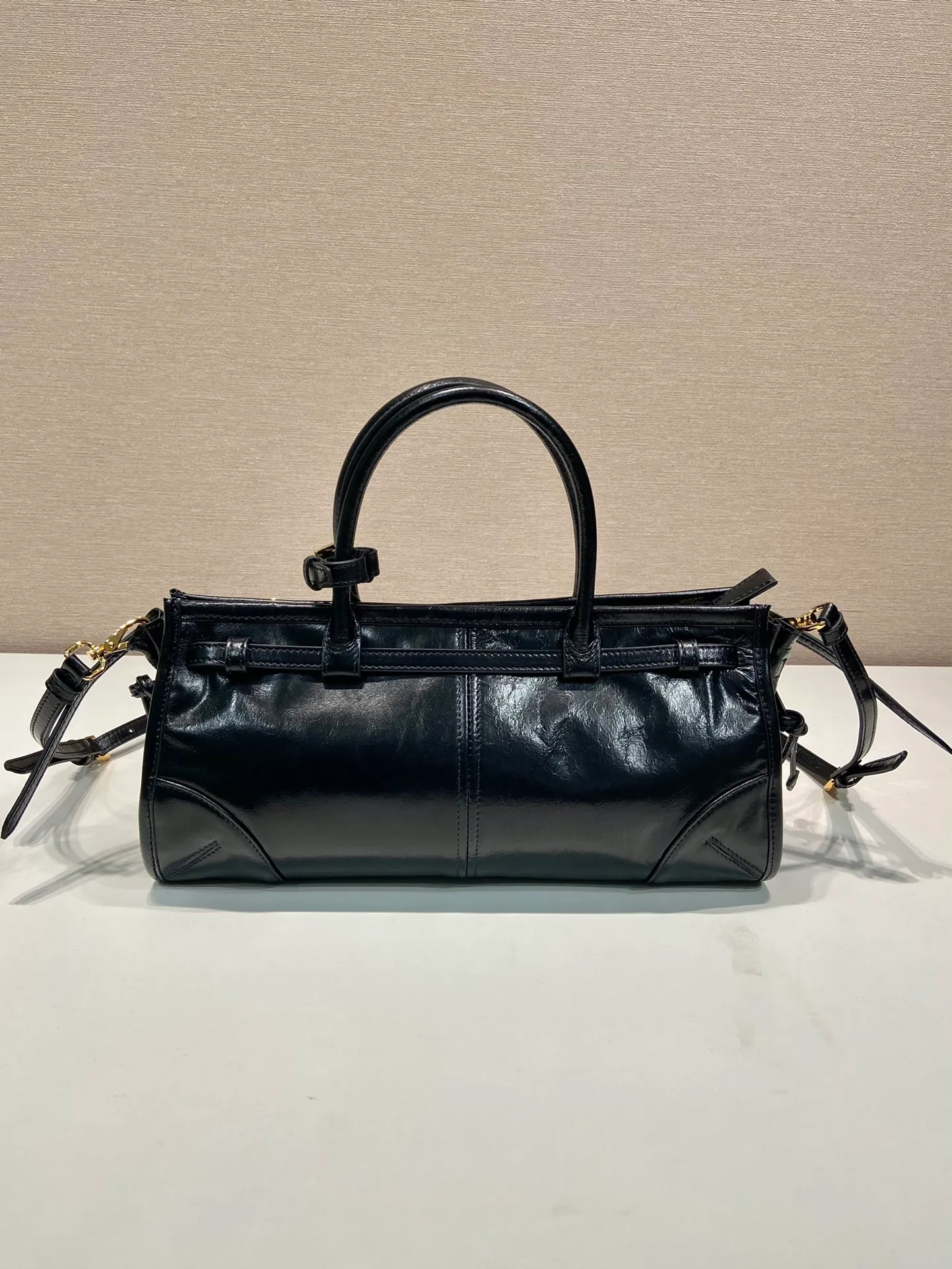 💰1840🎉LusSolf oil wax leather🎉1BA426A portable style (short handle)🎉This portable crossbody bag is made of imported oil wax leather. The shiny color exudes a classic atmosphere and comes with a The detachable and adjustable long shoulder strap is convenient for matching in different occasions. The capacity is very large and easy to use. It is definitely a must-have for fashionistas. Hurry up and take this retro style handbag home! Length 32x Height 15.5x Bottom 12cm🎉🎉🎉👏👏👏