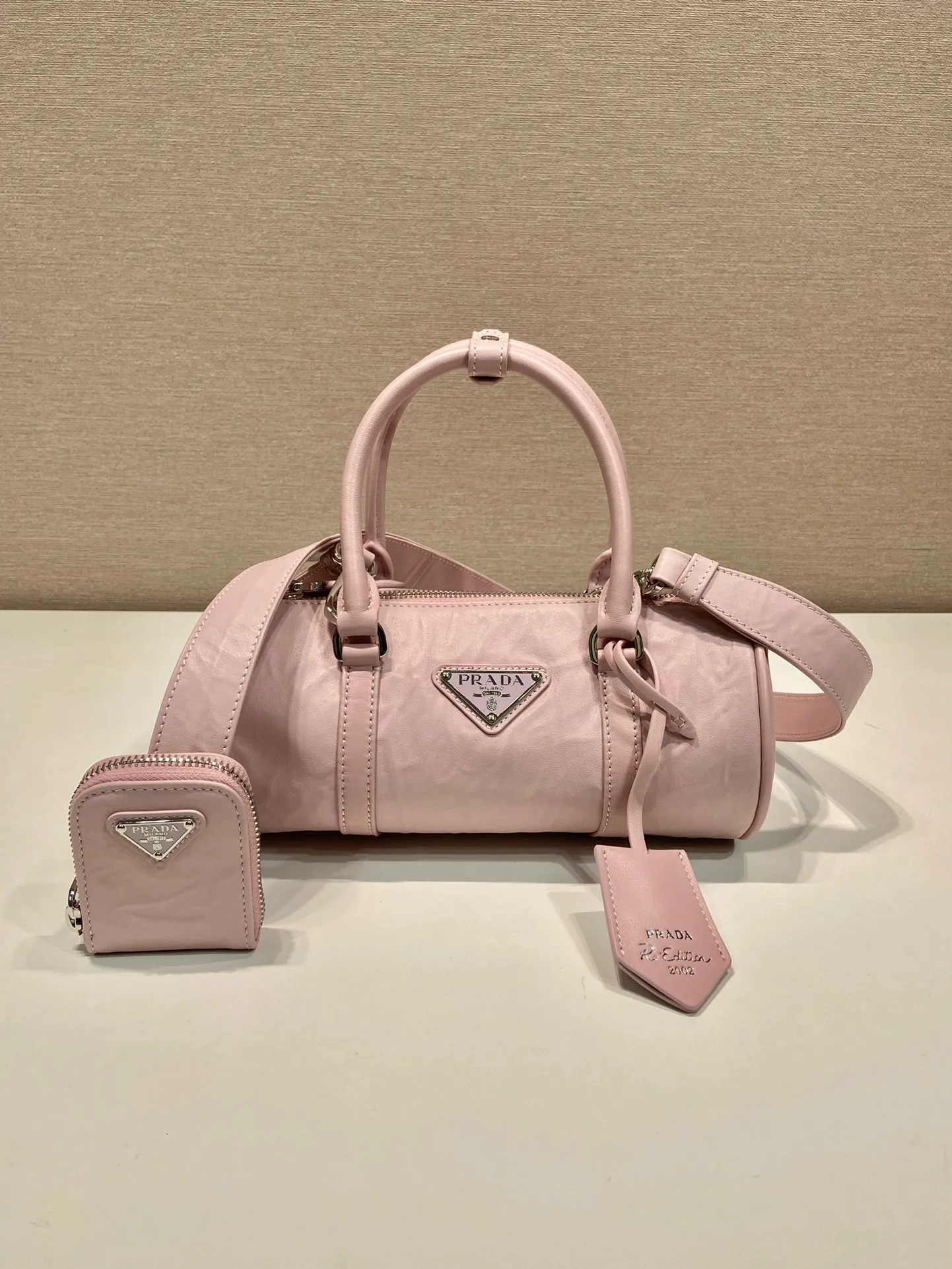 💰1520🎉New pillow bag🎉1BA389 runway style🎉🎉 This casual and classic handbag is made of soft sheepskin inside and out. The hand-made pleat effect is particularly fashionable. It is equipped with a detachable long shoulder strap and a small coin purse. The body is equipped with a front pocket design and large capacity. It was also unveiled in the 2023 spring and summer series fashion show. The upper body effect must be eye-catching. Babies, hurry up and get it🎉🎉 Length 22x Height 10x Bottom 9cm