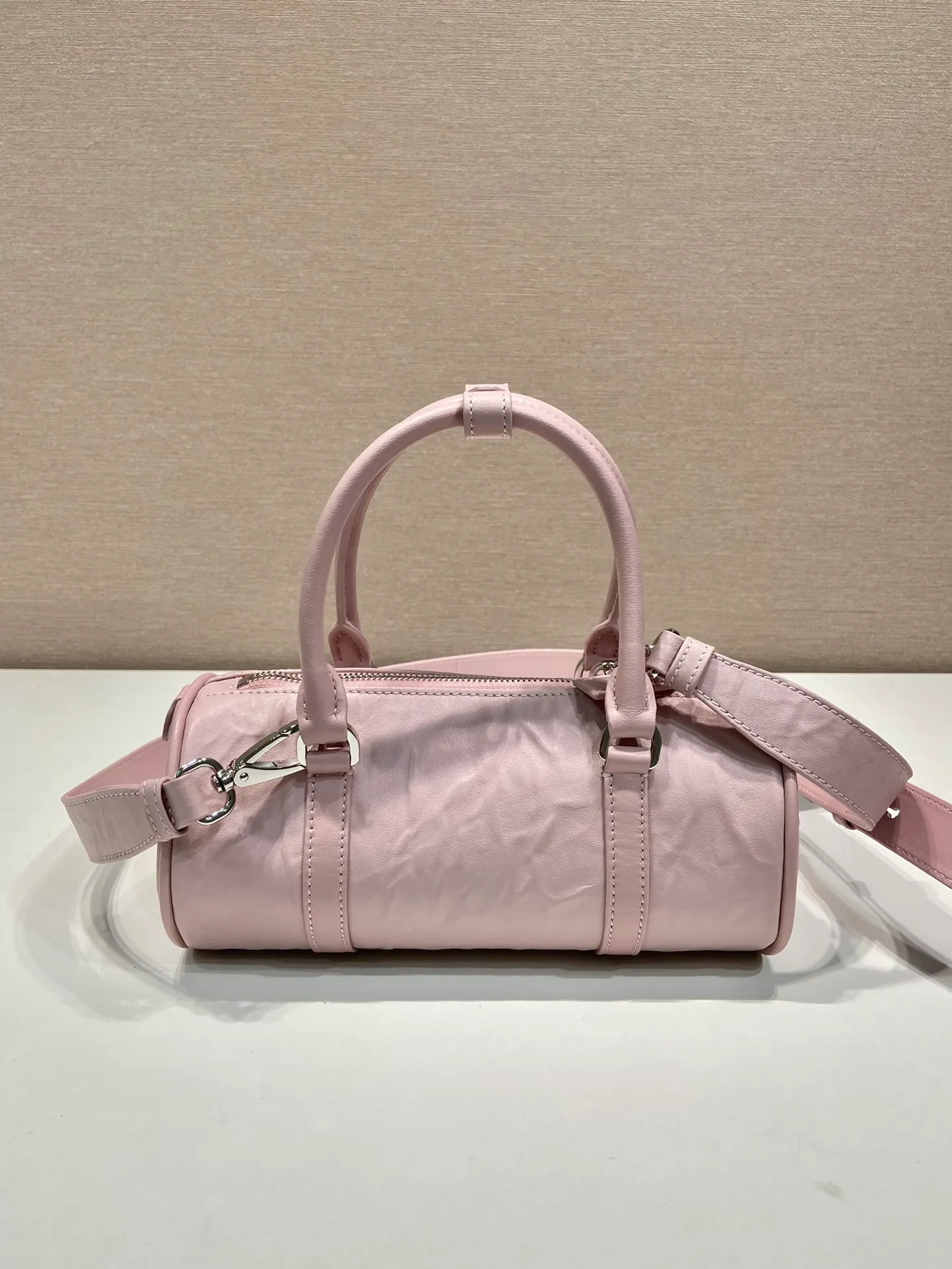 💰1520🎉New pillow bag🎉1BA389 runway style🎉🎉 This casual and classic handbag is made of soft sheepskin inside and out. The hand-made pleat effect is particularly fashionable. It is equipped with a detachable long shoulder strap and a small coin purse. The body is equipped with a front pocket design and large capacity. It was also unveiled in the 2023 spring and summer series fashion show. The upper body effect must be eye-catching. Babies, hurry up and get it🎉🎉 Length 22x Height 10x Bottom 9cm