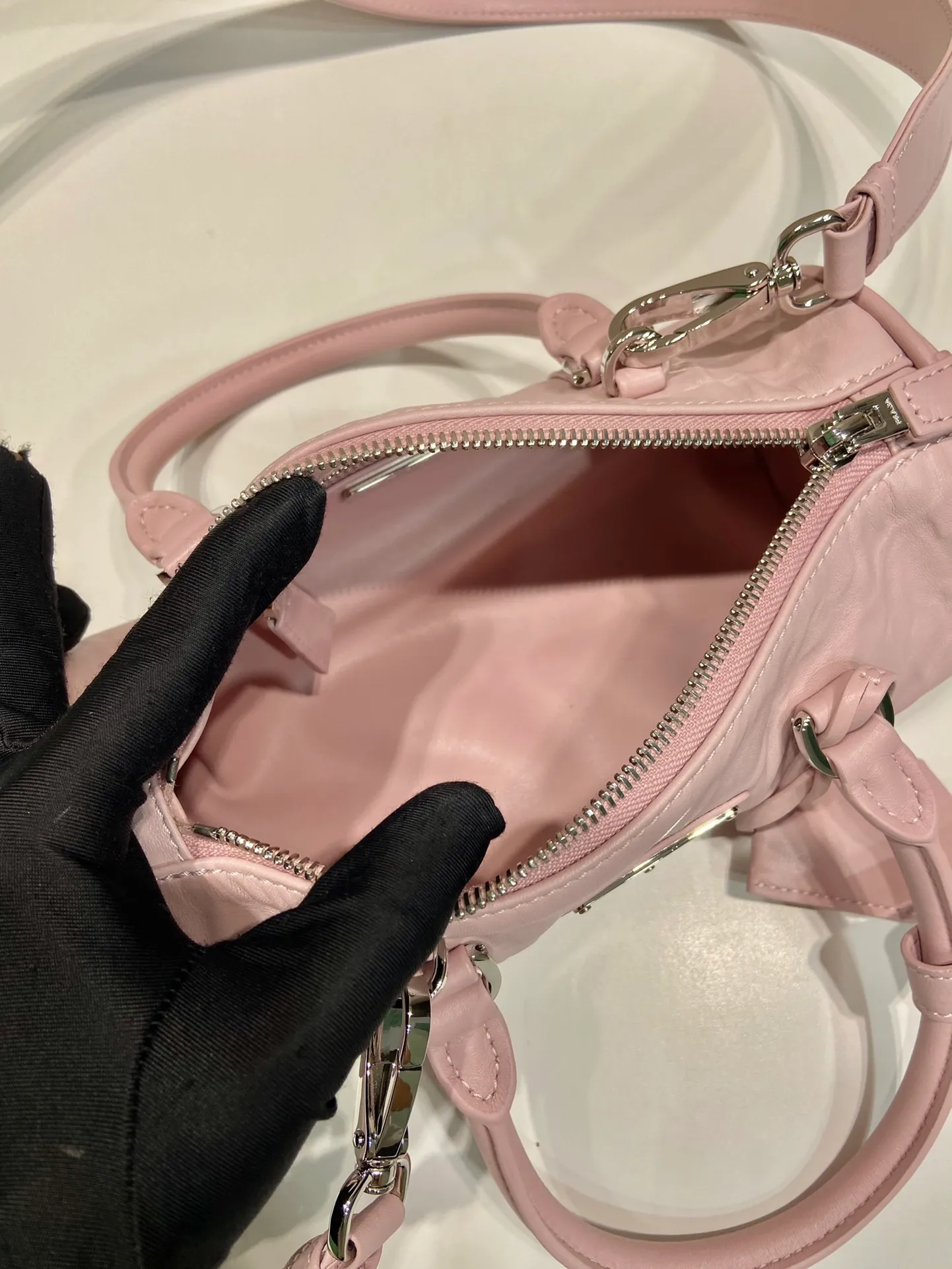 💰1520🎉New pillow bag🎉1BA389 runway style🎉🎉 This casual and classic handbag is made of soft sheepskin inside and out. The hand-made pleat effect is particularly fashionable. It is equipped with a detachable long shoulder strap and a small coin purse. The body is equipped with a front pocket design and large capacity. It was also unveiled in the 2023 spring and summer series fashion show. The upper body effect must be eye-catching. Babies, hurry up and get it🎉🎉 Length 22x Height 10x Bottom 9cm