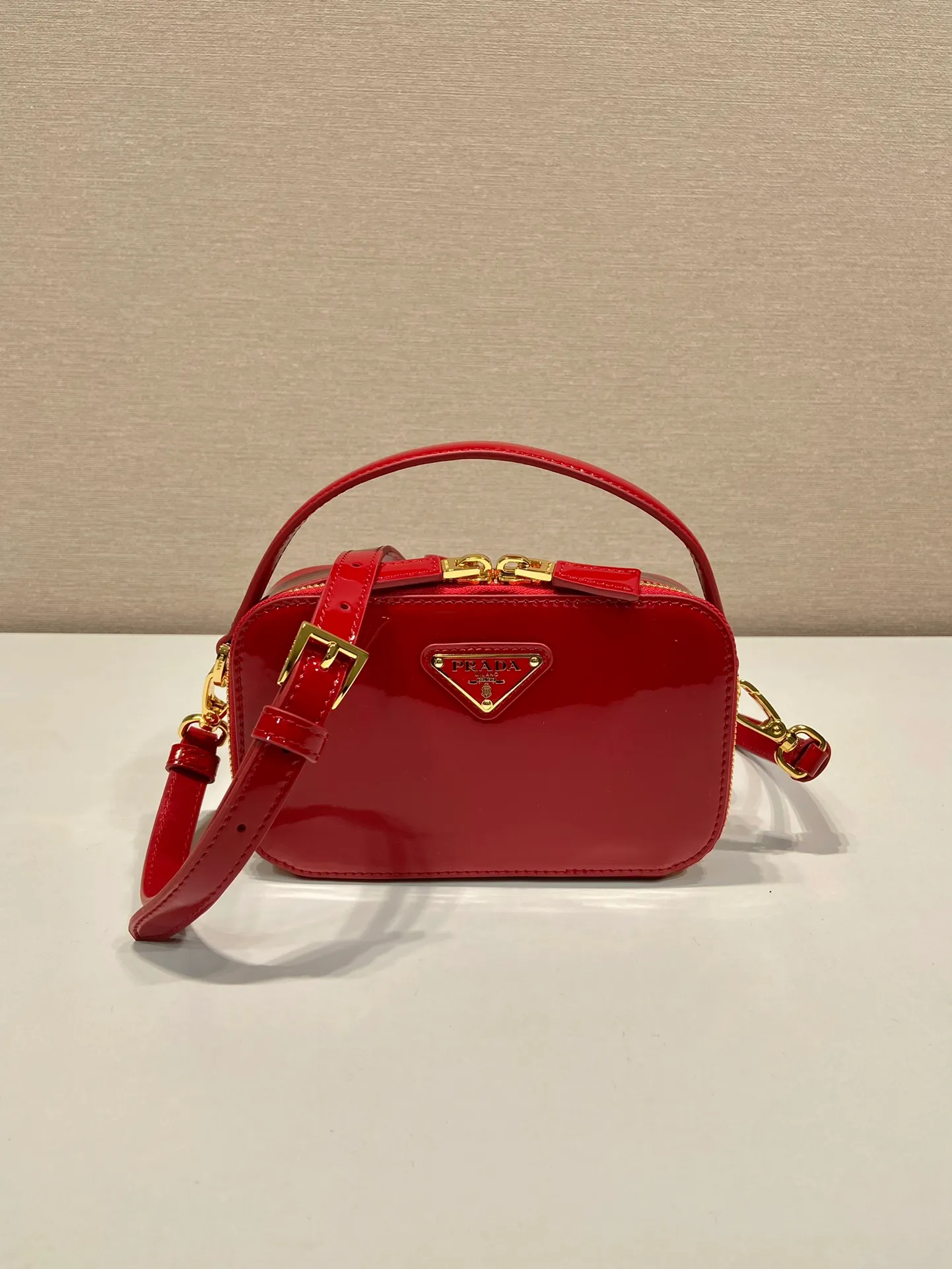 💰1400🎉New product🎉1BH206 patent leather🎉🎉 This patent leather mini bag presents smooth and elegant lines, highlighting its elegant style. The versatile style and structured structure can be carried by hand or carried over the shoulder with the detachable shoulder strap. It has a two-way zip top and is embellished with an enameled triangular metal logo. The capacity is large and the upper body effect is very beautiful👏👏Hurry up and get it🎉🎉Length 17.5x Height 10.5x Bottom 4.5cm🎉🎉🎉