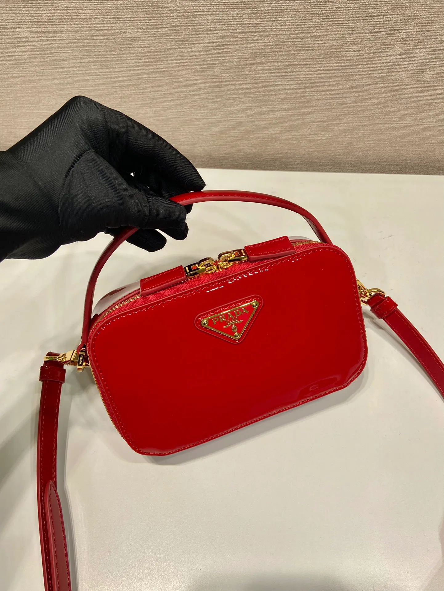 💰1400🎉New product🎉1BH206 patent leather🎉🎉 This patent leather mini bag presents smooth and elegant lines, highlighting its elegant style. The versatile style and structured structure can be carried by hand or carried over the shoulder with the detachable shoulder strap. It has a two-way zip top and is embellished with an enameled triangular metal logo. The capacity is large and the upper body effect is very beautiful👏👏Hurry up and get it🎉🎉Length 17.5x Height 10.5x Bottom 4.5cm🎉🎉🎉