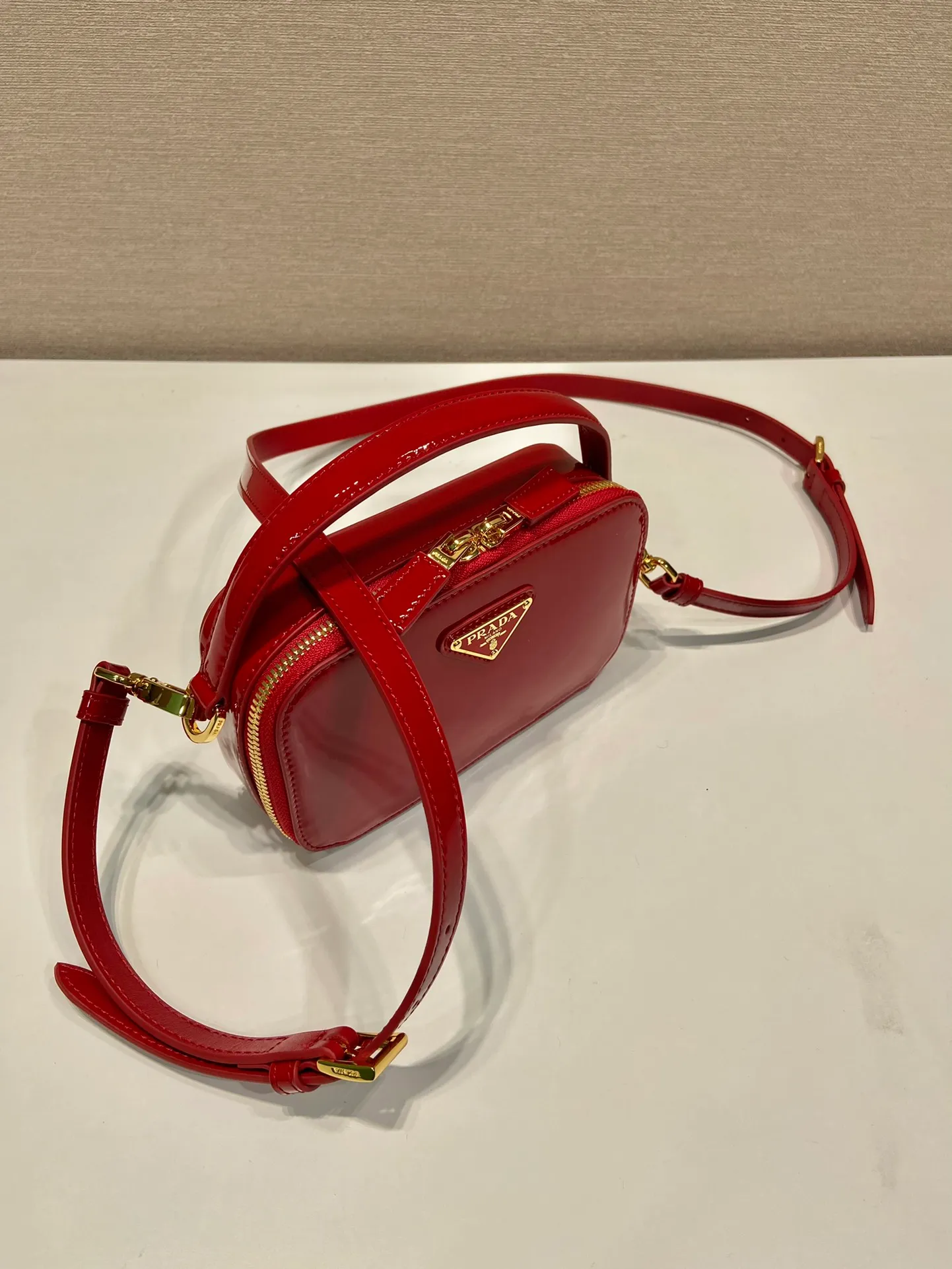 💰1400🎉New product🎉1BH206 patent leather🎉🎉 This patent leather mini bag presents smooth and elegant lines, highlighting its elegant style. The versatile style and structured structure can be carried by hand or carried over the shoulder with the detachable shoulder strap. It has a two-way zip top and is embellished with an enameled triangular metal logo. The capacity is large and the upper body effect is very beautiful👏👏Hurry up and get it🎉🎉Length 17.5x Height 10.5x Bottom 4.5cm🎉🎉🎉