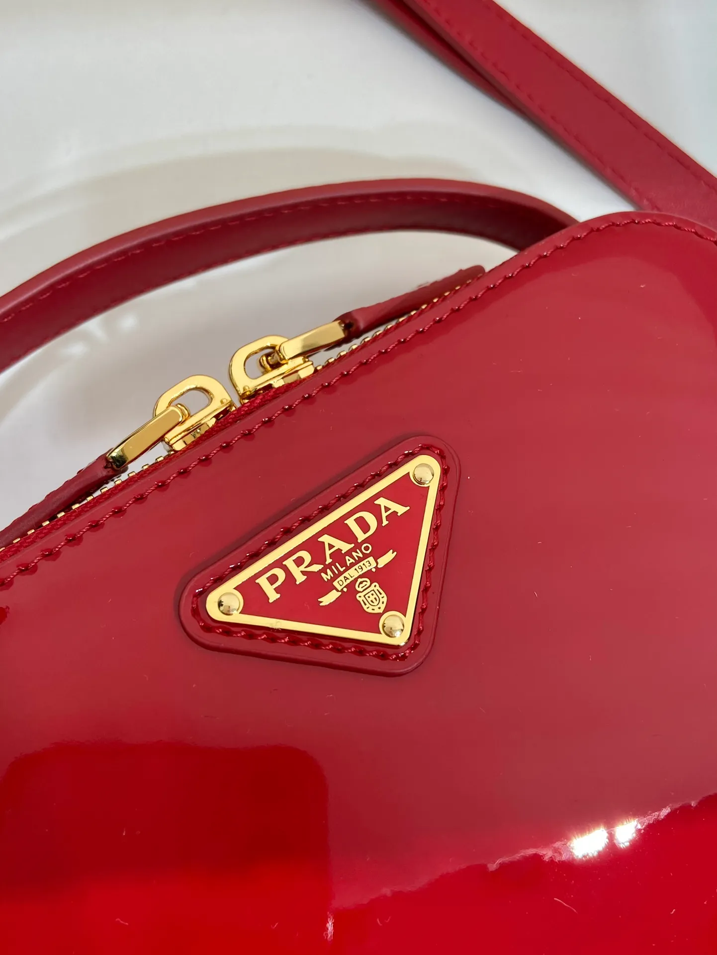 💰1400🎉New product🎉1BH206 patent leather🎉🎉 This patent leather mini bag presents smooth and elegant lines, highlighting its elegant style. The versatile style and structured structure can be carried by hand or carried over the shoulder with the detachable shoulder strap. It has a two-way zip top and is embellished with an enameled triangular metal logo. The capacity is large and the upper body effect is very beautiful👏👏Hurry up and get it🎉🎉Length 17.5x Height 10.5x Bottom 4.5cm🎉🎉🎉