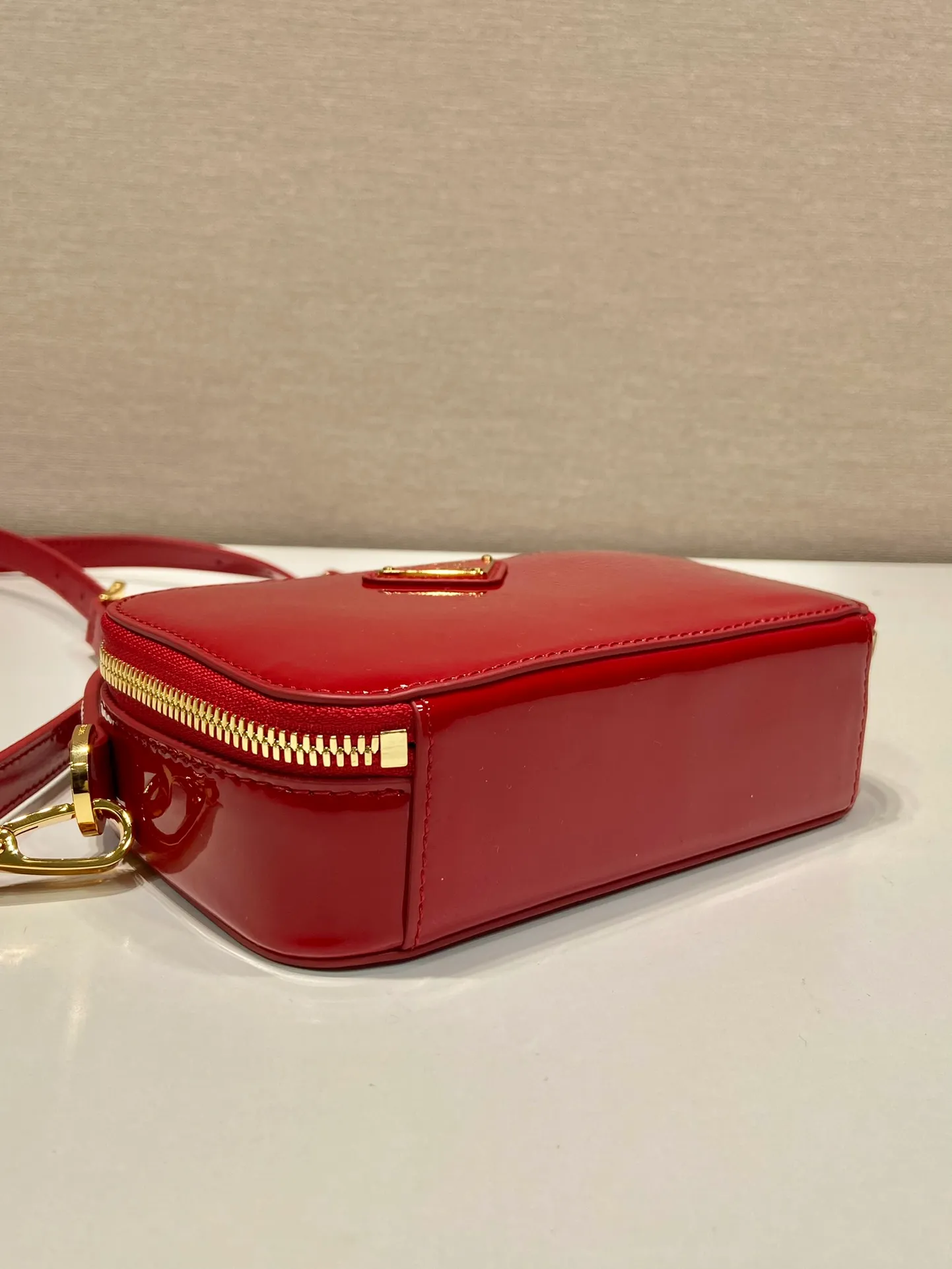 💰1400🎉New product🎉1BH206 patent leather🎉🎉 This patent leather mini bag presents smooth and elegant lines, highlighting its elegant style. The versatile style and structured structure can be carried by hand or carried over the shoulder with the detachable shoulder strap. It has a two-way zip top and is embellished with an enameled triangular metal logo. The capacity is large and the upper body effect is very beautiful👏👏Hurry up and get it🎉🎉Length 17.5x Height 10.5x Bottom 4.5cm🎉🎉🎉