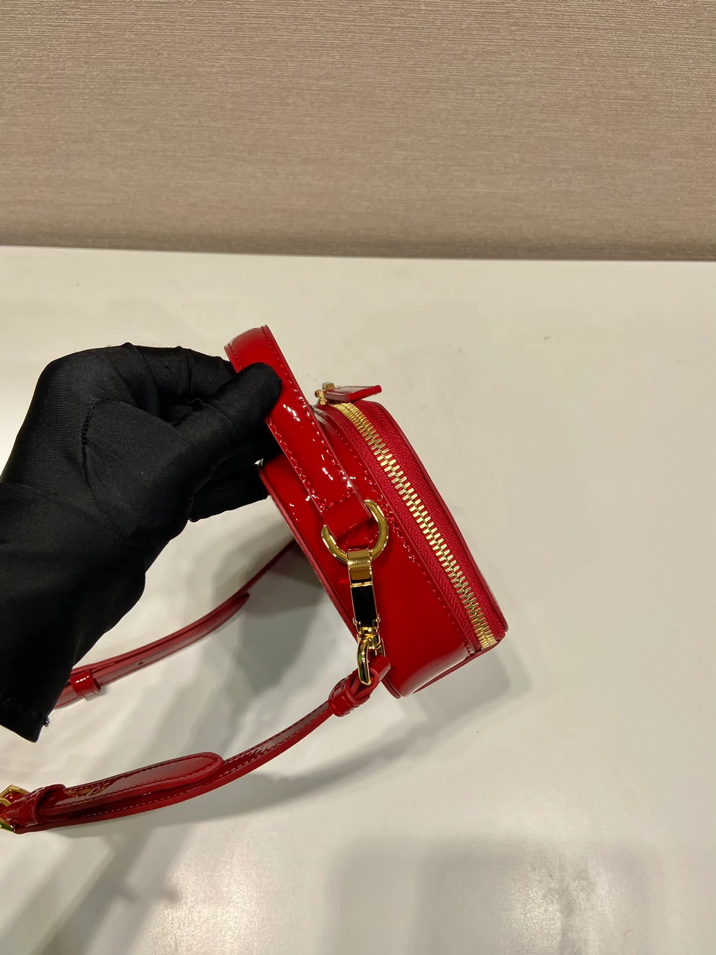 💰1400🎉New product🎉1BH206 patent leather🎉🎉 This patent leather mini bag presents smooth and elegant lines, highlighting its elegant style. The versatile style and structured structure can be carried by hand or carried over the shoulder with the detachable shoulder strap. It has a two-way zip top and is embellished with an enameled triangular metal logo. The capacity is large and the upper body effect is very beautiful👏👏Hurry up and get it🎉🎉Length 17.5x Height 10.5x Bottom 4.5cm🎉🎉🎉