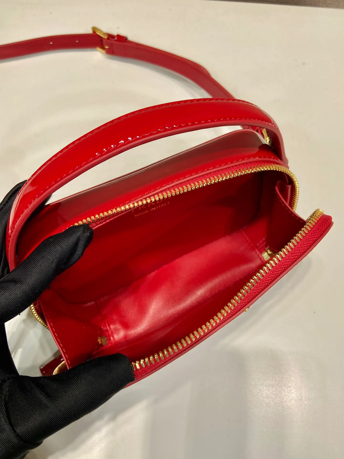 💰1400🎉New product🎉1BH206 patent leather🎉🎉 This patent leather mini bag presents smooth and elegant lines, highlighting its elegant style. The versatile style and structured structure can be carried by hand or carried over the shoulder with the detachable shoulder strap. It has a two-way zip top and is embellished with an enameled triangular metal logo. The capacity is large and the upper body effect is very beautiful👏👏Hurry up and get it🎉🎉Length 17.5x Height 10.5x Bottom 4.5cm🎉🎉🎉
