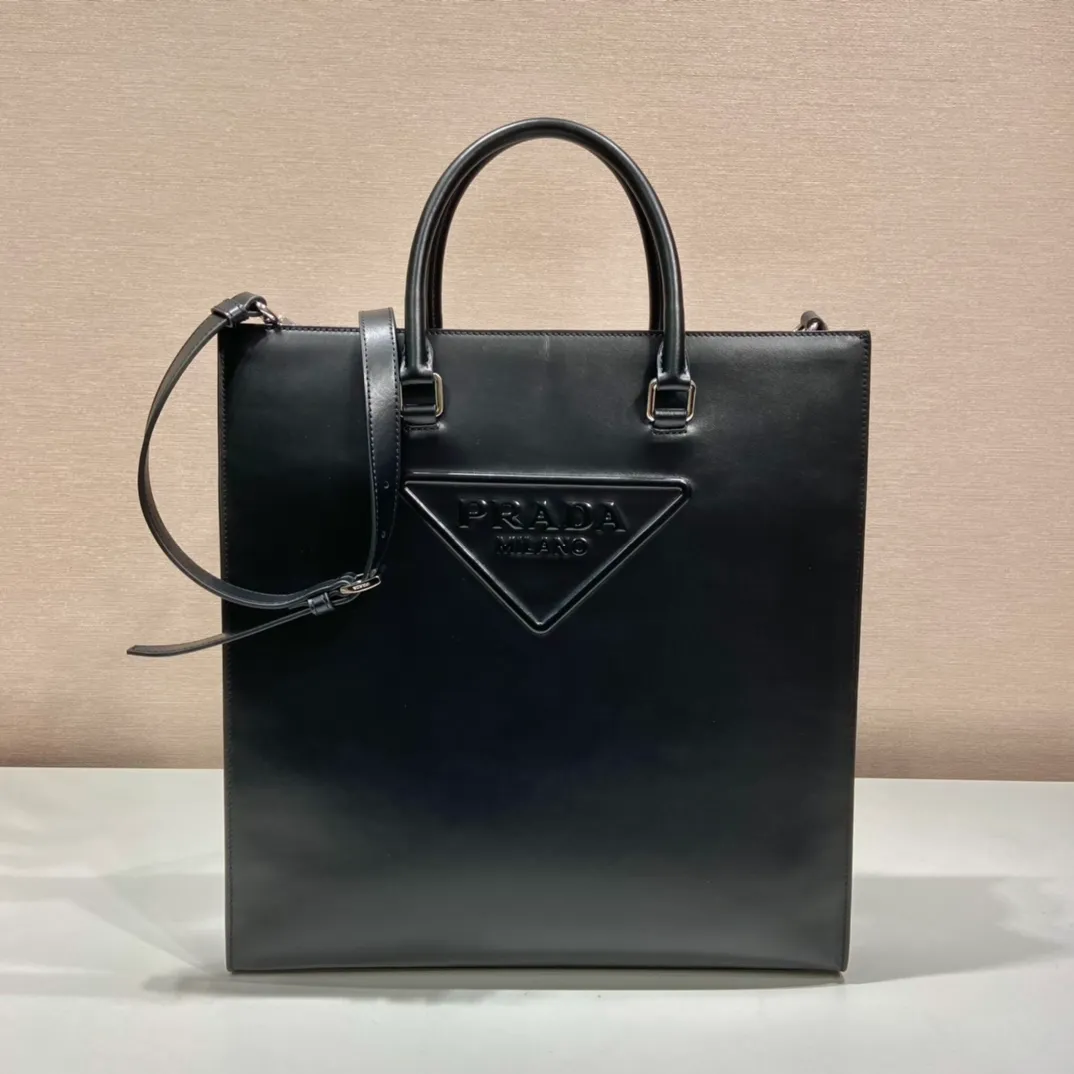💰2040🎉New tote bag🎉2VG084 calfskin🎉🎉 This stylish and simple tote bag is made of imported calf leather, with a large embossed logo, showing unique cross parallel lines, and a detachable long calf leather shoulder strap🎉🎉Simple and stylish, full of fashion for the street👏👏Hurry up and get it👏👏Handsome guys🎉🎉 Length 37x Height 37x Bottom 9cm