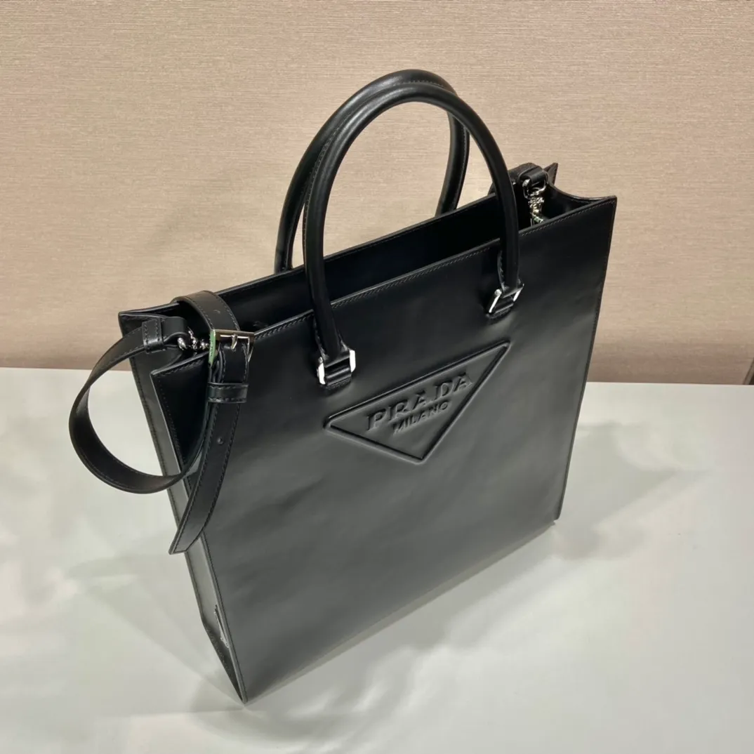 💰2040🎉New tote bag🎉2VG084 calfskin🎉🎉 This stylish and simple tote bag is made of imported calf leather, with a large embossed logo, showing unique cross parallel lines, and a detachable long calf leather shoulder strap🎉🎉Simple and stylish, full of fashion for the street👏👏Hurry up and get it👏👏Handsome guys🎉🎉 Length 37x Height 37x Bottom 9cm