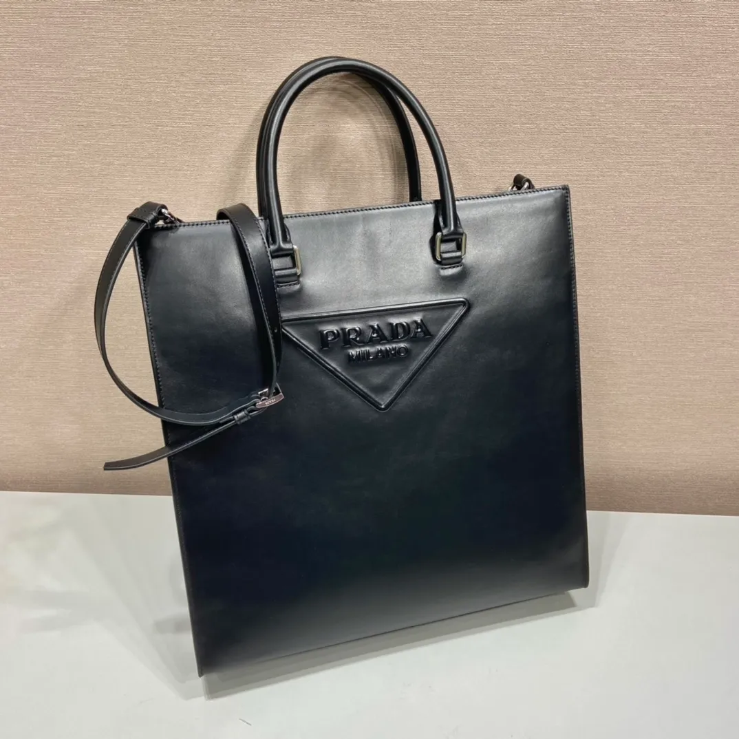 💰2040🎉New tote bag🎉2VG084 calfskin🎉🎉 This stylish and simple tote bag is made of imported calf leather, with a large embossed logo, showing unique cross parallel lines, and a detachable long calf leather shoulder strap🎉🎉Simple and stylish, full of fashion for the street👏👏Hurry up and get it👏👏Handsome guys🎉🎉 Length 37x Height 37x Bottom 9cm