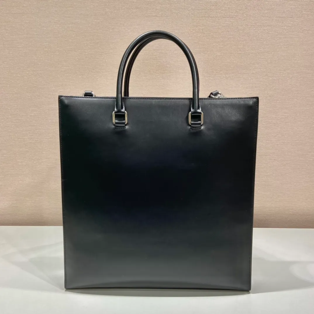 💰2040🎉New tote bag🎉2VG084 calfskin🎉🎉 This stylish and simple tote bag is made of imported calf leather, with a large embossed logo, showing unique cross parallel lines, and a detachable long calf leather shoulder strap🎉🎉Simple and stylish, full of fashion for the street👏👏Hurry up and get it👏👏Handsome guys🎉🎉 Length 37x Height 37x Bottom 9cm