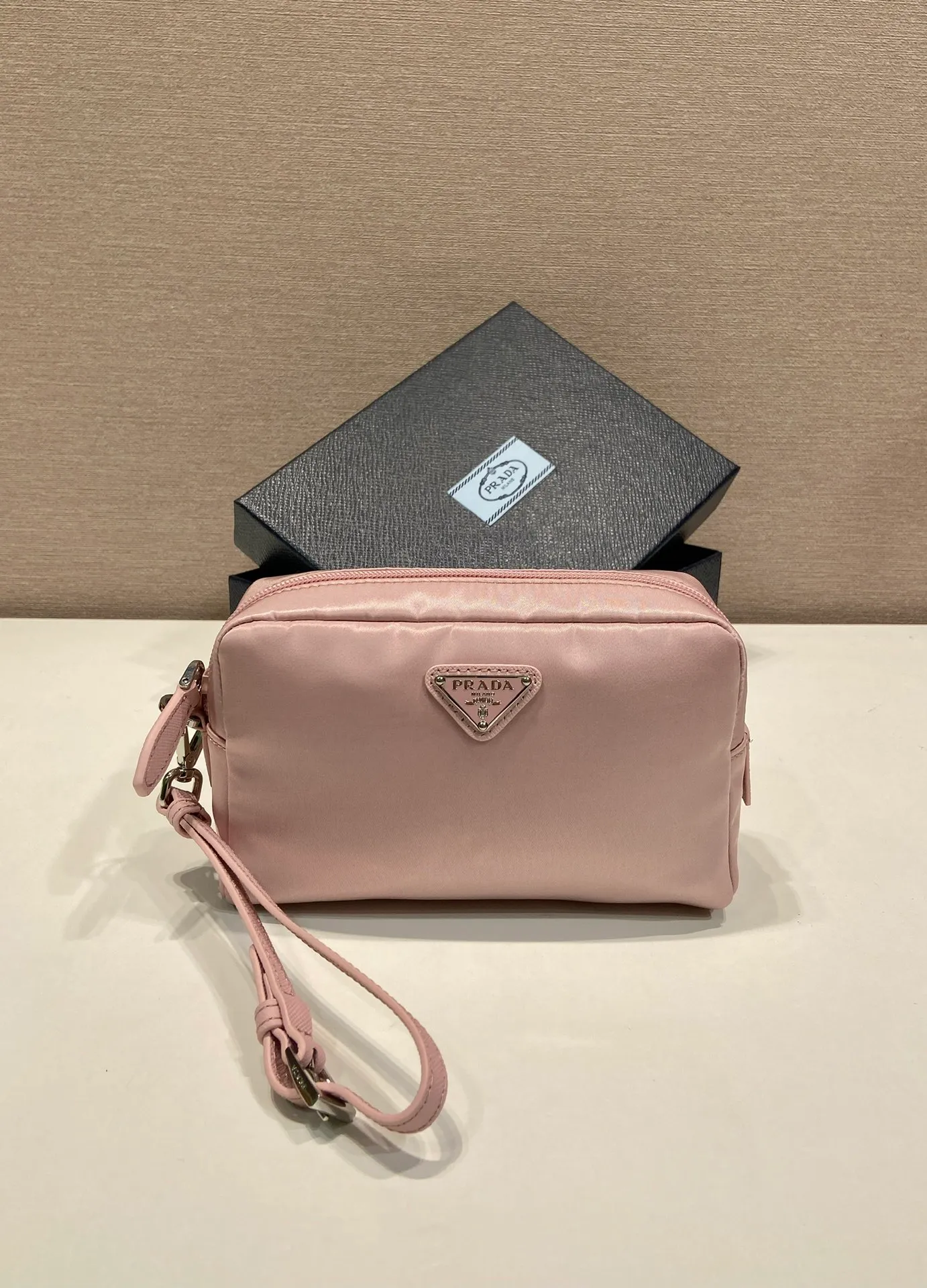 💰520🎉New clutch bag🎉1NS021 large size🎉🎉 This clutch bag is made of imported innovative Re-Nylon recycled nylon fabric. The iconic triangular logo in enameled metal accents the clean lines. The bag opens to reveal a zippered inner pocket. Detachable leather wristband, large capacity, no problem with daily essentials for going out😘😘The large handbag you have been dreaming about has arrived, babies, hurry up and get it🎉🎉 Length 17x Height 11x Bottom 5.5cm🎉🎉🎉😘😘😘