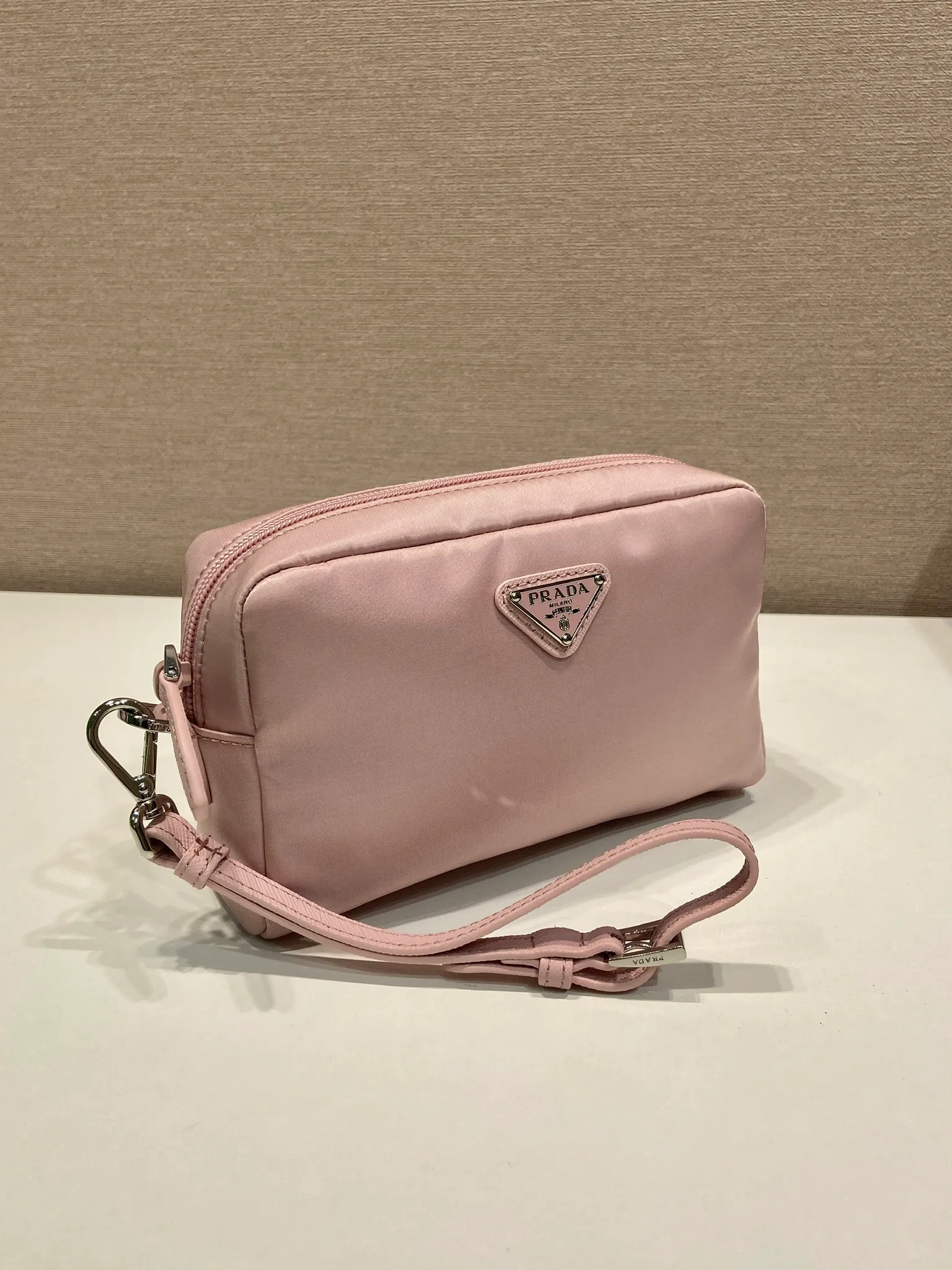 💰520🎉New clutch bag🎉1NS021 large size🎉🎉 This clutch bag is made of imported innovative Re-Nylon recycled nylon fabric. The iconic triangular logo in enameled metal accents the clean lines. The bag opens to reveal a zippered inner pocket. Detachable leather wristband, large capacity, no problem with daily essentials for going out😘😘The large handbag you have been dreaming about has arrived, babies, hurry up and get it🎉🎉 Length 17x Height 11x Bottom 5.5cm🎉🎉🎉😘😘😘