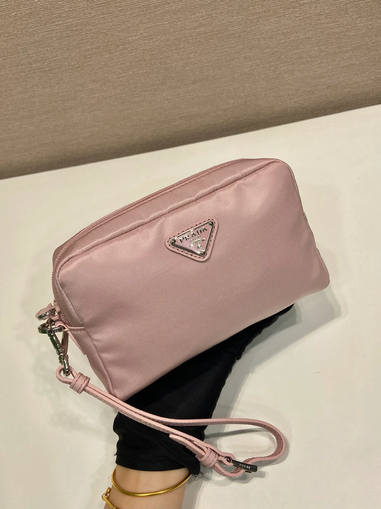 💰520🎉New clutch bag🎉1NS021 large size🎉🎉 This clutch bag is made of imported innovative Re-Nylon recycled nylon fabric. The iconic triangular logo in enameled metal accents the clean lines. The bag opens to reveal a zippered inner pocket. Detachable leather wristband, large capacity, no problem with daily essentials for going out😘😘The large handbag you have been dreaming about has arrived, babies, hurry up and get it🎉🎉 Length 17x Height 11x Bottom 5.5cm🎉🎉🎉😘😘😘