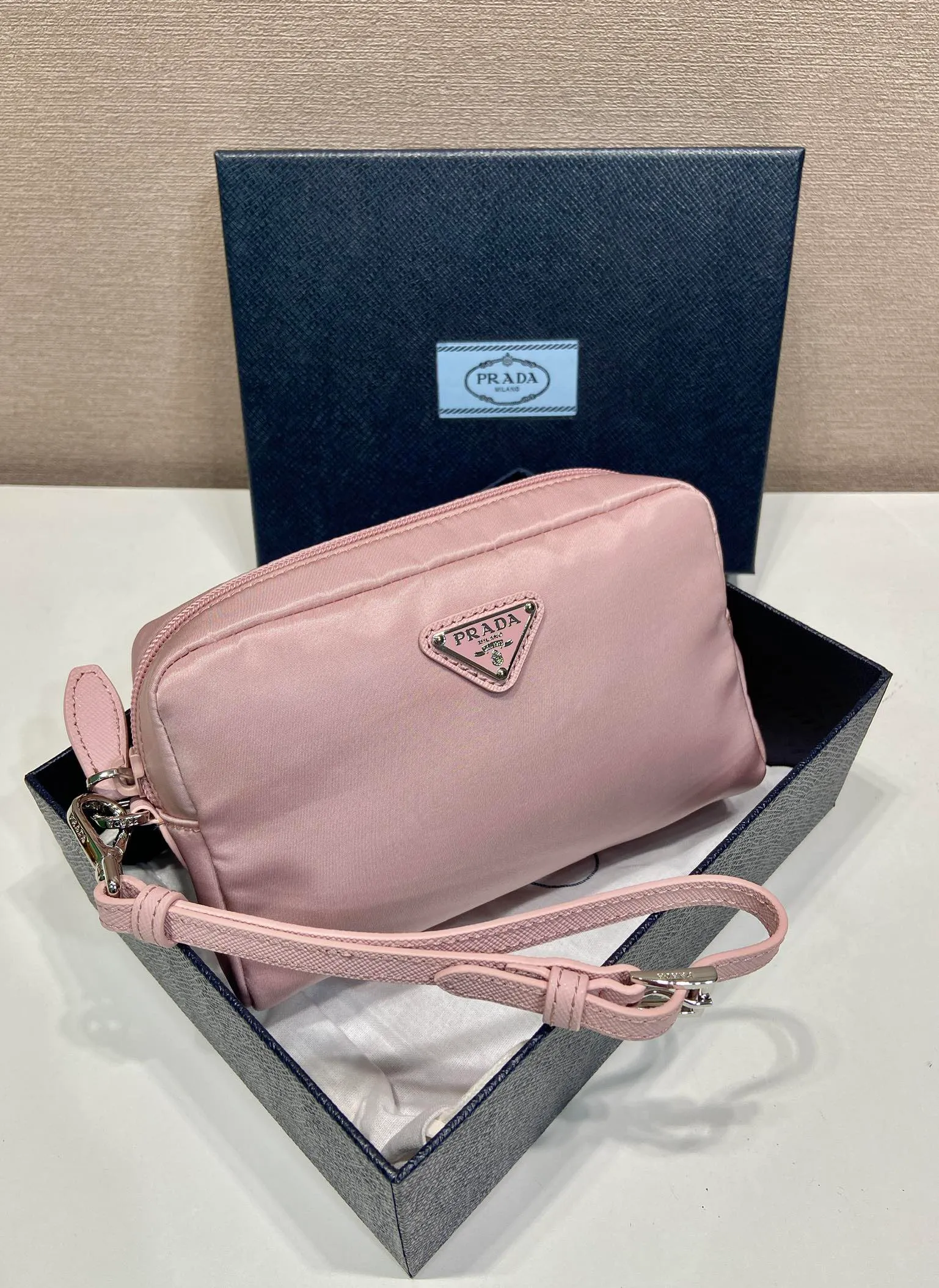 💰520🎉New clutch bag🎉1NS021 large size🎉🎉 This clutch bag is made of imported innovative Re-Nylon recycled nylon fabric. The iconic triangular logo in enameled metal accents the clean lines. The bag opens to reveal a zippered inner pocket. Detachable leather wristband, large capacity, no problem with daily essentials for going out😘😘The large handbag you have been dreaming about has arrived, babies, hurry up and get it🎉🎉 Length 17x Height 11x Bottom 5.5cm🎉🎉🎉😘😘😘