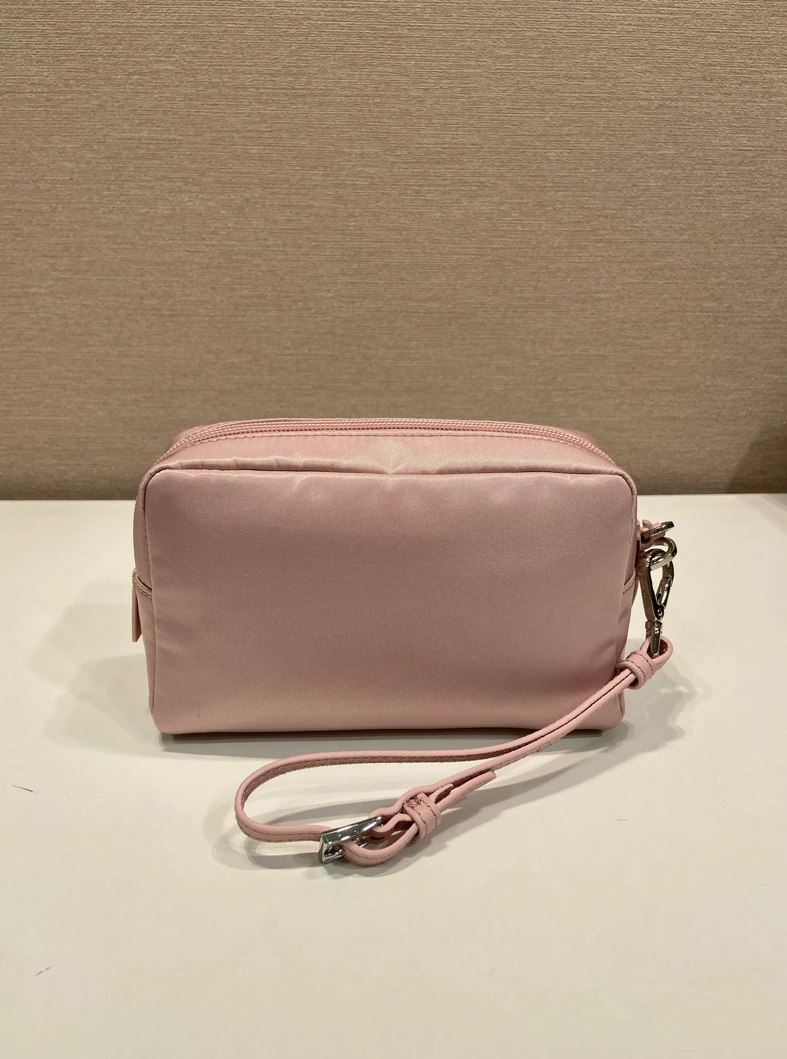 💰520🎉New clutch bag🎉1NS021 large size🎉🎉 This clutch bag is made of imported innovative Re-Nylon recycled nylon fabric. The iconic triangular logo in enameled metal accents the clean lines. The bag opens to reveal a zippered inner pocket. Detachable leather wristband, large capacity, no problem with daily essentials for going out😘😘The large handbag you have been dreaming about has arrived, babies, hurry up and get it🎉🎉 Length 17x Height 11x Bottom 5.5cm🎉🎉🎉😘😘😘