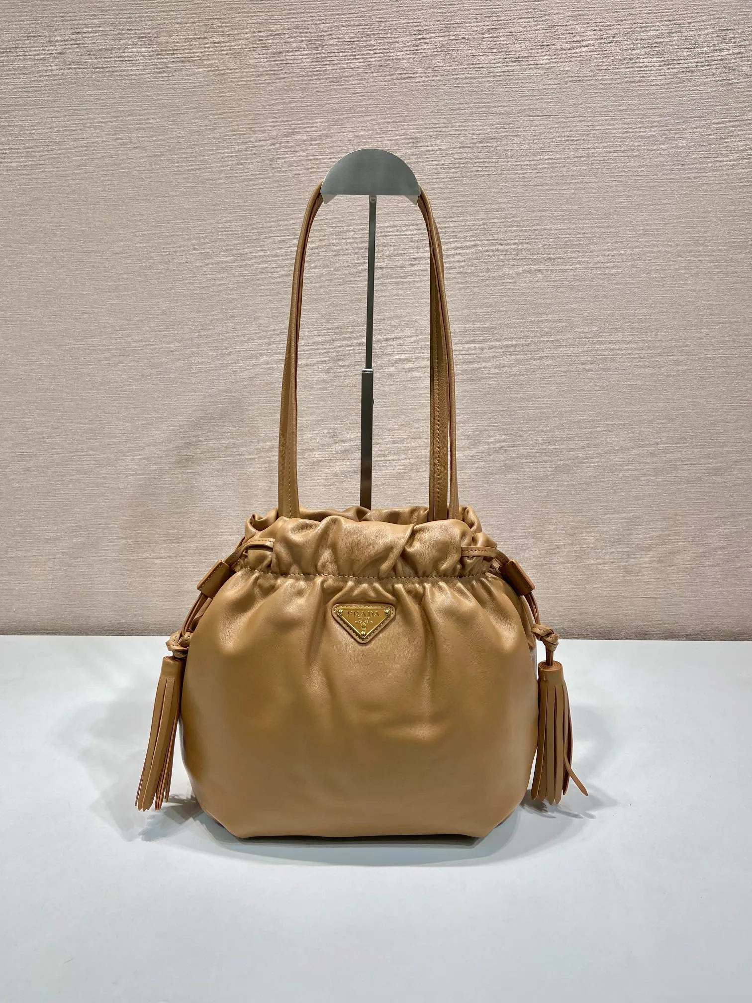 💰1640🎉New lucky bag bag🎉1BG541 lambskin🎉🎉 This lucky bag bag is made of imported lambskin. The bag mouth is drawstring and combed on both sides. The whole bag looks very fashionable, light and casual. The bag mouth is opened and closed with a magnetic buckle. It is equipped with zippers and pockets inside. The upper body effect is very beautiful. Ladies, hurry up and get it. It is another timeless hot style🎉🎉 Length 24x Height 25x Bottom 11cm🎉🎉🎉👏👏👏