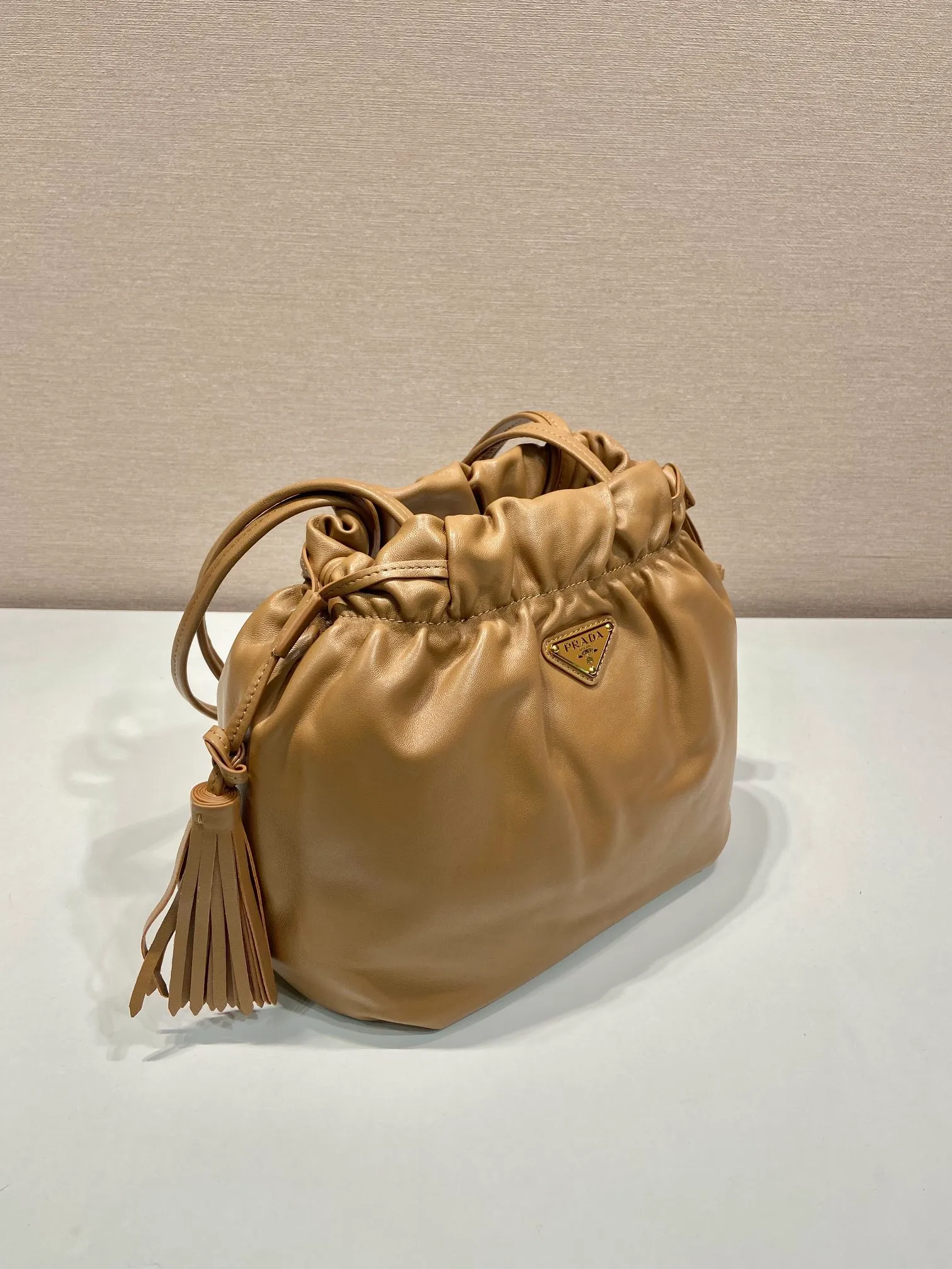 💰1640🎉New lucky bag bag🎉1BG541 lambskin🎉🎉 This lucky bag bag is made of imported lambskin. The bag mouth is drawstring and combed on both sides. The whole bag looks very fashionable, light and casual. The bag mouth is opened and closed with a magnetic buckle. It is equipped with zippers and pockets inside. The upper body effect is very beautiful. Ladies, hurry up and get it. It is another timeless hot style🎉🎉 Length 24x Height 25x Bottom 11cm🎉🎉🎉👏👏👏