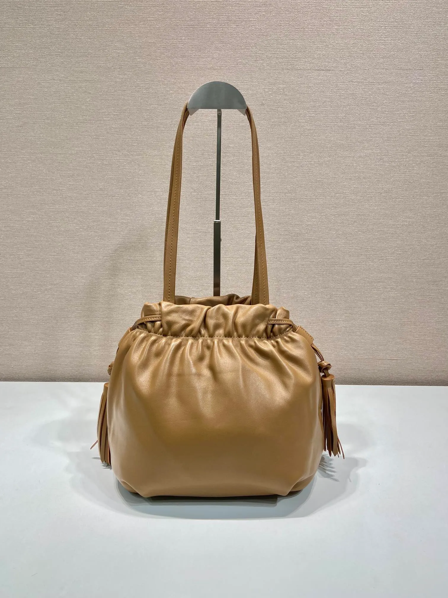 💰1640🎉New lucky bag bag🎉1BG541 lambskin🎉🎉 This lucky bag bag is made of imported lambskin. The bag mouth is drawstring and combed on both sides. The whole bag looks very fashionable, light and casual. The bag mouth is opened and closed with a magnetic buckle. It is equipped with zippers and pockets inside. The upper body effect is very beautiful. Ladies, hurry up and get it. It is another timeless hot style🎉🎉 Length 24x Height 25x Bottom 11cm🎉🎉🎉👏👏👏