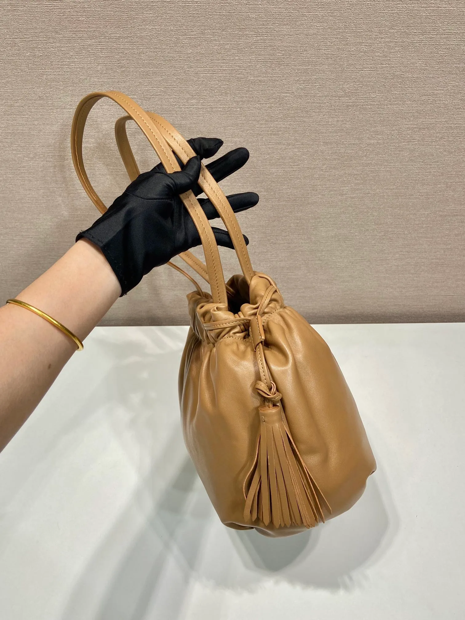 💰1640🎉New lucky bag bag🎉1BG541 lambskin🎉🎉 This lucky bag bag is made of imported lambskin. The bag mouth is drawstring and combed on both sides. The whole bag looks very fashionable, light and casual. The bag mouth is opened and closed with a magnetic buckle. It is equipped with zippers and pockets inside. The upper body effect is very beautiful. Ladies, hurry up and get it. It is another timeless hot style🎉🎉 Length 24x Height 25x Bottom 11cm🎉🎉🎉👏👏👏