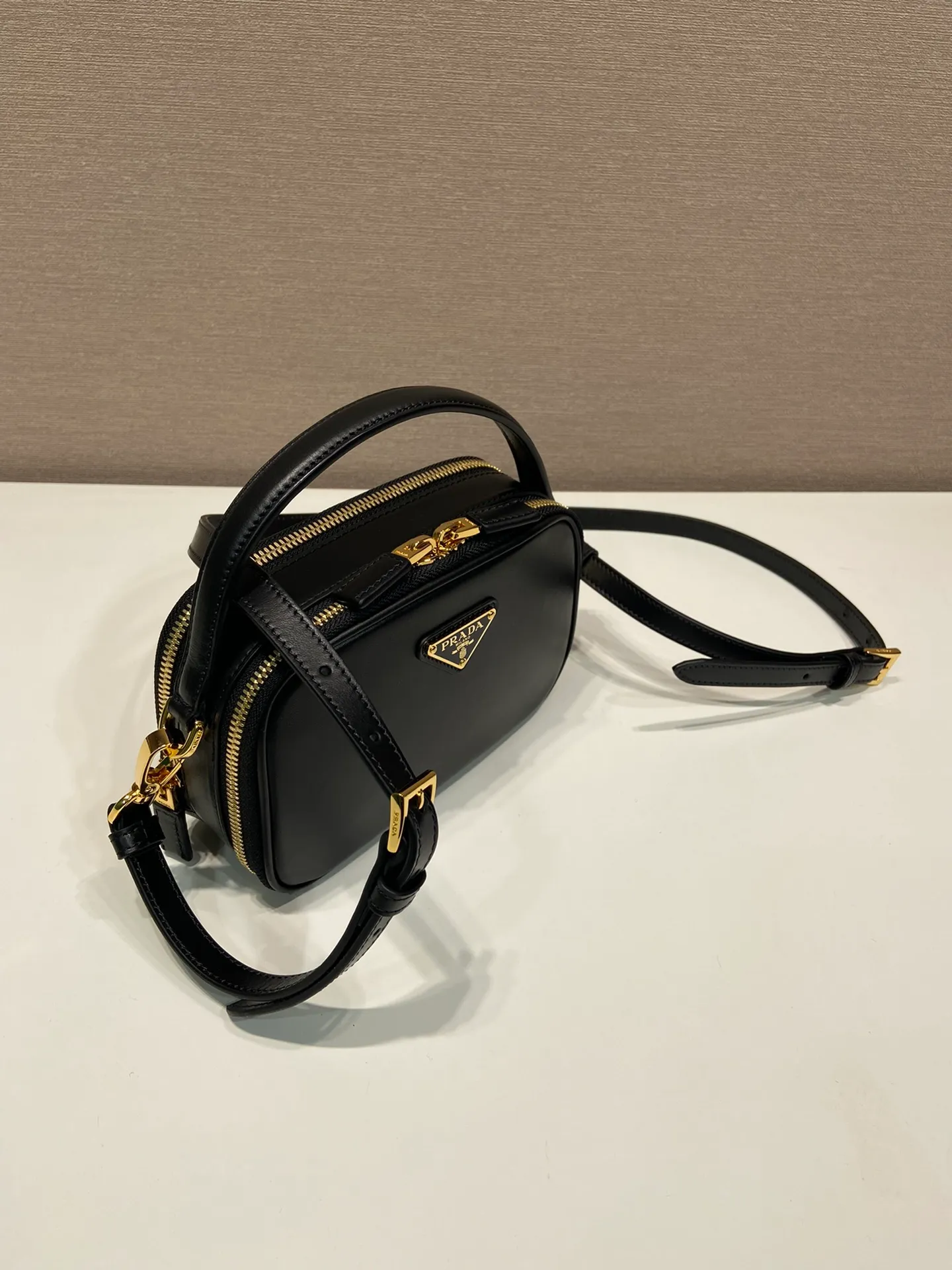 💰1500🎉New style🎉1BH203🎉🎉 This mini handbag is made of calfskin and inner sheepskin to inject vitality. Versatile and structured, it can be carried by hand or carried over the shoulder with the detachable shoulder strap, and features a double zip top and embellished with an enameled triangle logo in metal. Large capacity space, beautiful upper body effect🎉🎉 Length 18.5x height 13x bottom 6.5cm🎉🎉🎉👏👏👏