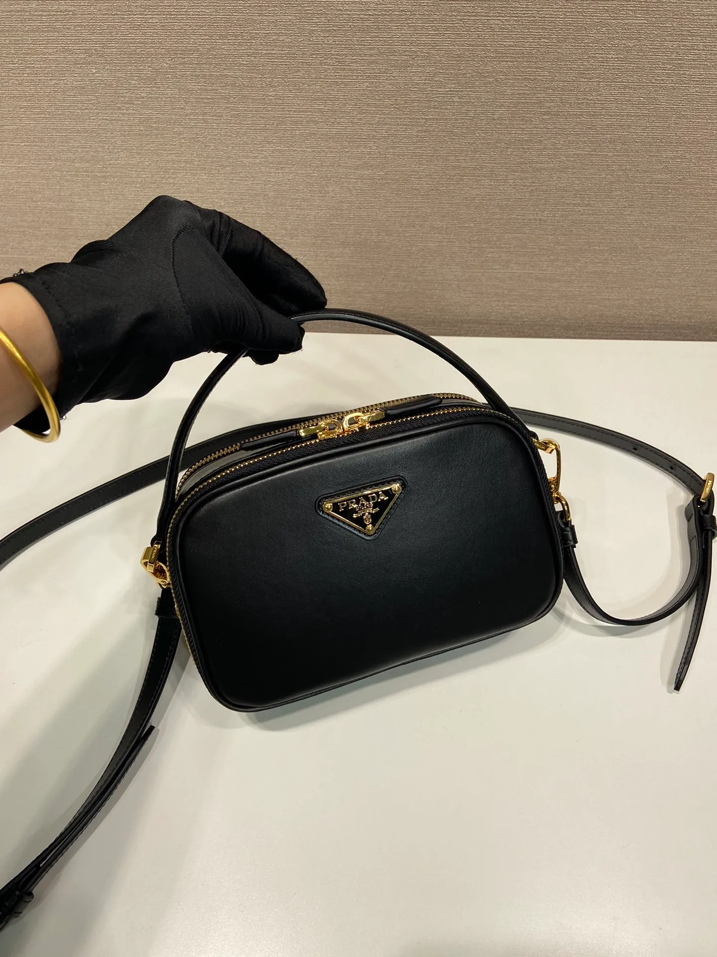 💰1500🎉New style🎉1BH203🎉🎉 This mini handbag is made of calfskin and inner sheepskin to inject vitality. Versatile and structured, it can be carried by hand or carried over the shoulder with the detachable shoulder strap, and features a double zip top and embellished with an enameled triangle logo in metal. Large capacity space, beautiful upper body effect🎉🎉 Length 18.5x height 13x bottom 6.5cm🎉🎉🎉👏👏👏