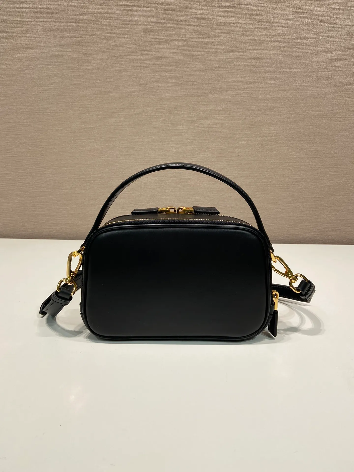 💰1500🎉New style🎉1BH203🎉🎉 This mini handbag is made of calfskin and inner sheepskin to inject vitality. Versatile and structured, it can be carried by hand or carried over the shoulder with the detachable shoulder strap, and features a double zip top and embellished with an enameled triangle logo in metal. Large capacity space, beautiful upper body effect🎉🎉 Length 18.5x height 13x bottom 6.5cm🎉🎉🎉👏👏👏