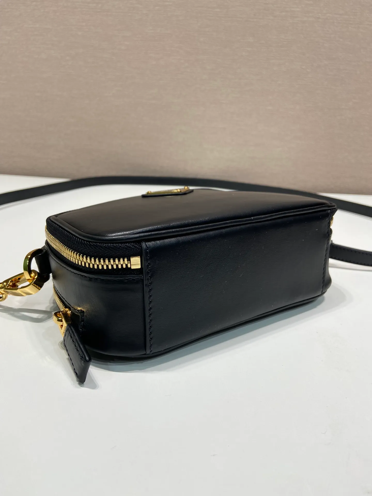 💰1500🎉New style🎉1BH203🎉🎉 This mini handbag is made of calfskin and inner sheepskin to inject vitality. Versatile and structured, it can be carried by hand or carried over the shoulder with the detachable shoulder strap, and features a double zip top and embellished with an enameled triangle logo in metal. Large capacity space, beautiful upper body effect🎉🎉 Length 18.5x height 13x bottom 6.5cm🎉🎉🎉👏👏👏