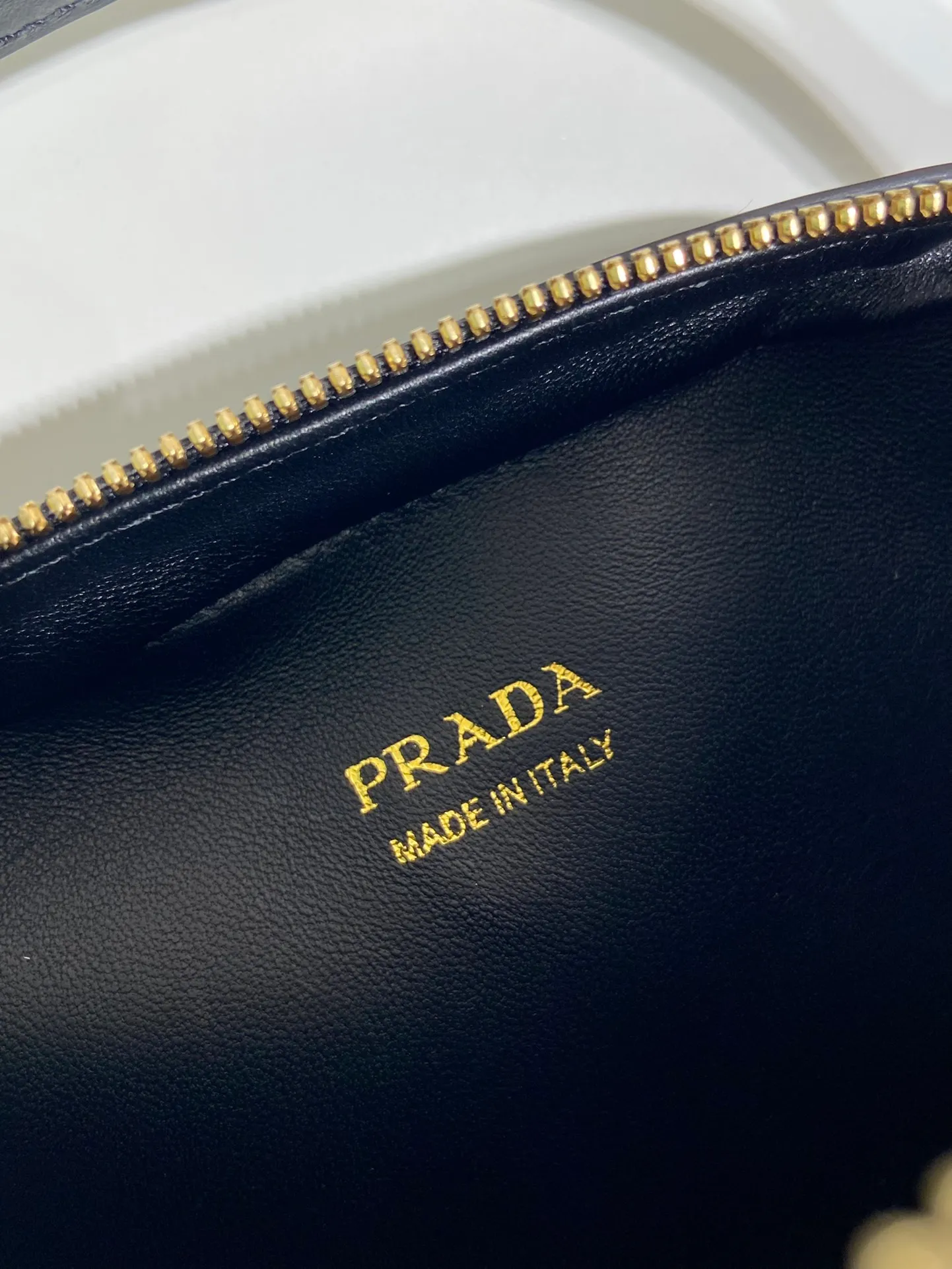 💰1500🎉New style🎉1BH203🎉🎉 This mini handbag is made of calfskin and inner sheepskin to inject vitality. Versatile and structured, it can be carried by hand or carried over the shoulder with the detachable shoulder strap, and features a double zip top and embellished with an enameled triangle logo in metal. Large capacity space, beautiful upper body effect🎉🎉 Length 18.5x height 13x bottom 6.5cm🎉🎉🎉👏👏👏