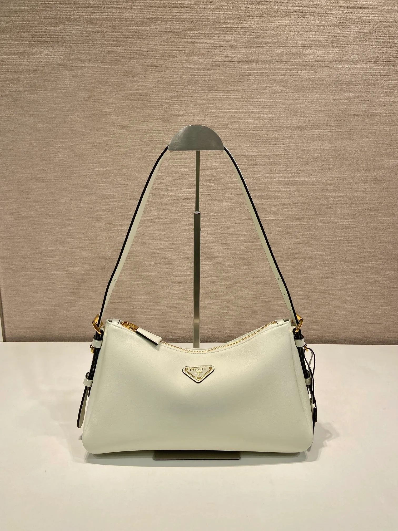 💰1660🎉New Aimee underarm bag🎉1BC229 small🎉🎉 This leather Hobo underarm bag has a simple design and is made of imported calfskin. It has a metal triangular enamel logo on the front and is equipped with a detachable leather shoulder strap. The leather is delicate and soft, practical, lightweight and has a large capacity. 😂😂 High-end and versatile, another fashion hit. Hurry up and get it, it’s so beautiful👏👏 Length 31x Height 18x ​​Bottom 10cm
