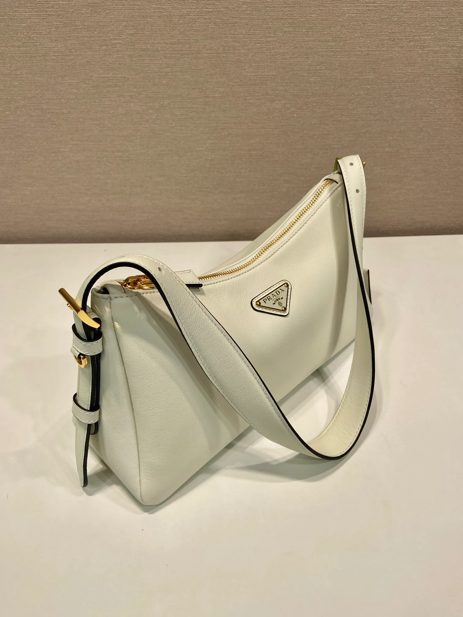 💰1660🎉New Aimee underarm bag🎉1BC229 small🎉🎉 This leather Hobo underarm bag has a simple design and is made of imported calfskin. It has a metal triangular enamel logo on the front and is equipped with a detachable leather shoulder strap. The leather is delicate and soft, practical, lightweight and has a large capacity. 😂😂 High-end and versatile, another fashion hit. Hurry up and get it, it’s so beautiful👏👏 Length 31x Height 18x ​​Bottom 10cm