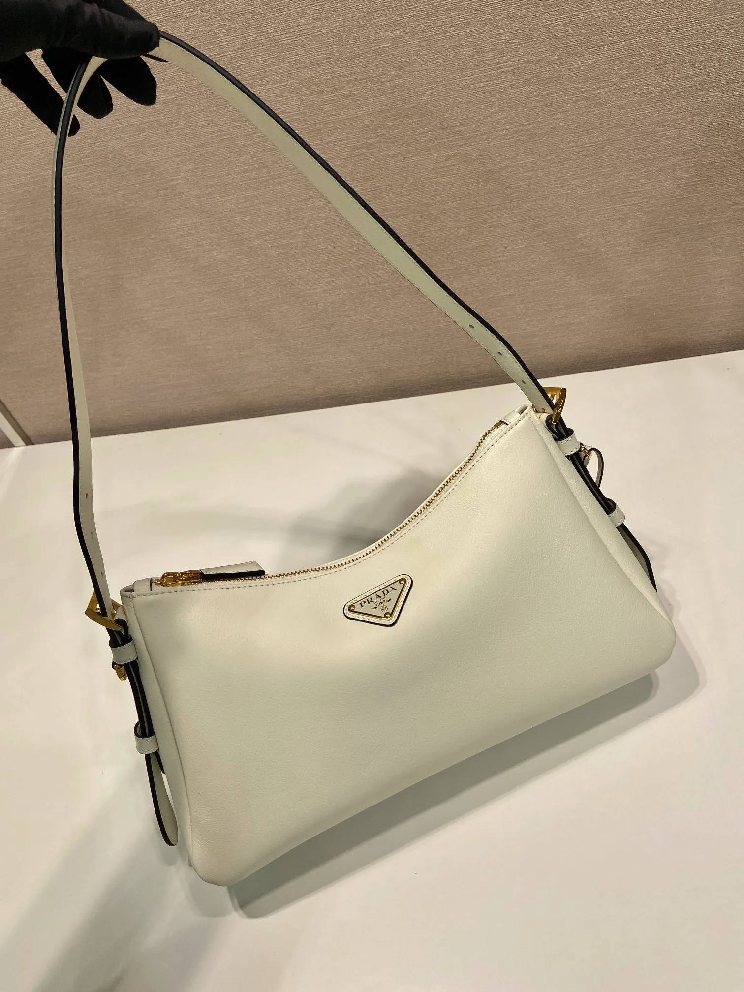💰1660🎉New Aimee underarm bag🎉1BC229 small🎉🎉 This leather Hobo underarm bag has a simple design and is made of imported calfskin. It has a metal triangular enamel logo on the front and is equipped with a detachable leather shoulder strap. The leather is delicate and soft, practical, lightweight and has a large capacity. 😂😂 High-end and versatile, another fashion hit. Hurry up and get it, it’s so beautiful👏👏 Length 31x Height 18x ​​Bottom 10cm