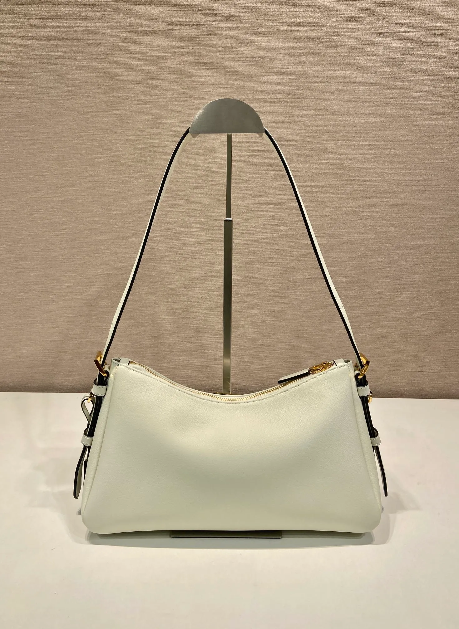 💰1660🎉New Aimee underarm bag🎉1BC229 small🎉🎉 This leather Hobo underarm bag has a simple design and is made of imported calfskin. It has a metal triangular enamel logo on the front and is equipped with a detachable leather shoulder strap. The leather is delicate and soft, practical, lightweight and has a large capacity. 😂😂 High-end and versatile, another fashion hit. Hurry up and get it, it’s so beautiful👏👏 Length 31x Height 18x ​​Bottom 10cm
