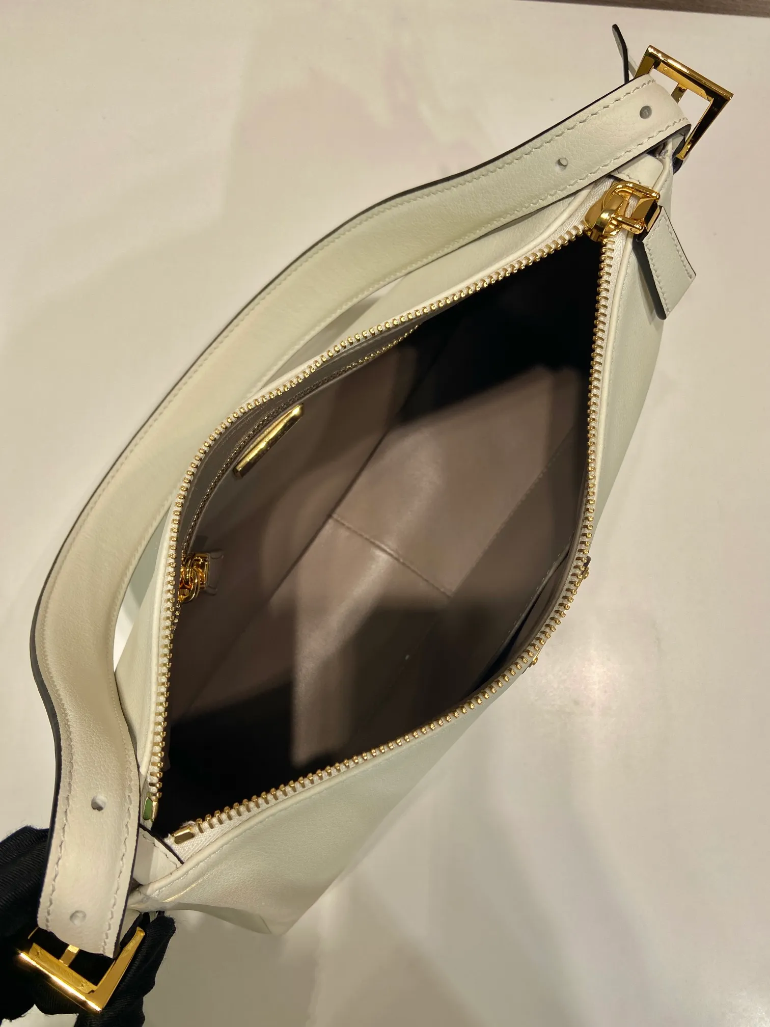 💰1660🎉New Aimee underarm bag🎉1BC229 small🎉🎉 This leather Hobo underarm bag has a simple design and is made of imported calfskin. It has a metal triangular enamel logo on the front and is equipped with a detachable leather shoulder strap. The leather is delicate and soft, practical, lightweight and has a large capacity. 😂😂 High-end and versatile, another fashion hit. Hurry up and get it, it’s so beautiful👏👏 Length 31x Height 18x ​​Bottom 10cm