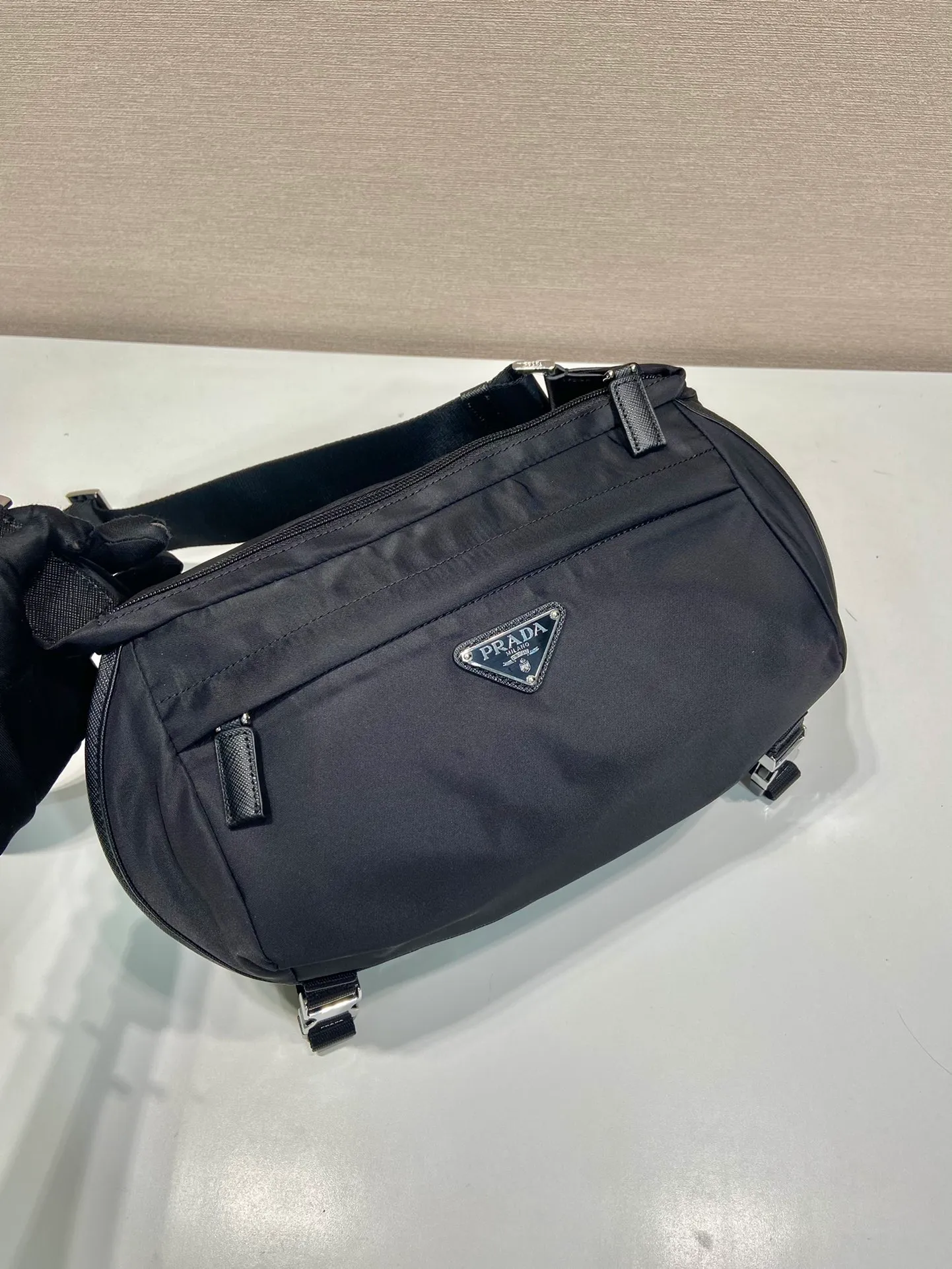 💰1000🎉Classic Messenger Bag🎉2VH994🎉🎉 This clamshell shoulder bag is made of iconic P family materials such as nylon and Saffiano leather. The shoulder bag features internal and external pockets and is embellished with a triangular metal logo, combining functionality with brand style. The upper body effect is very cool😎, simple and elegant😘Hurry up and get it🎉🎉 Length 27x Height 15.5x Bottom 14cm🎉🎉