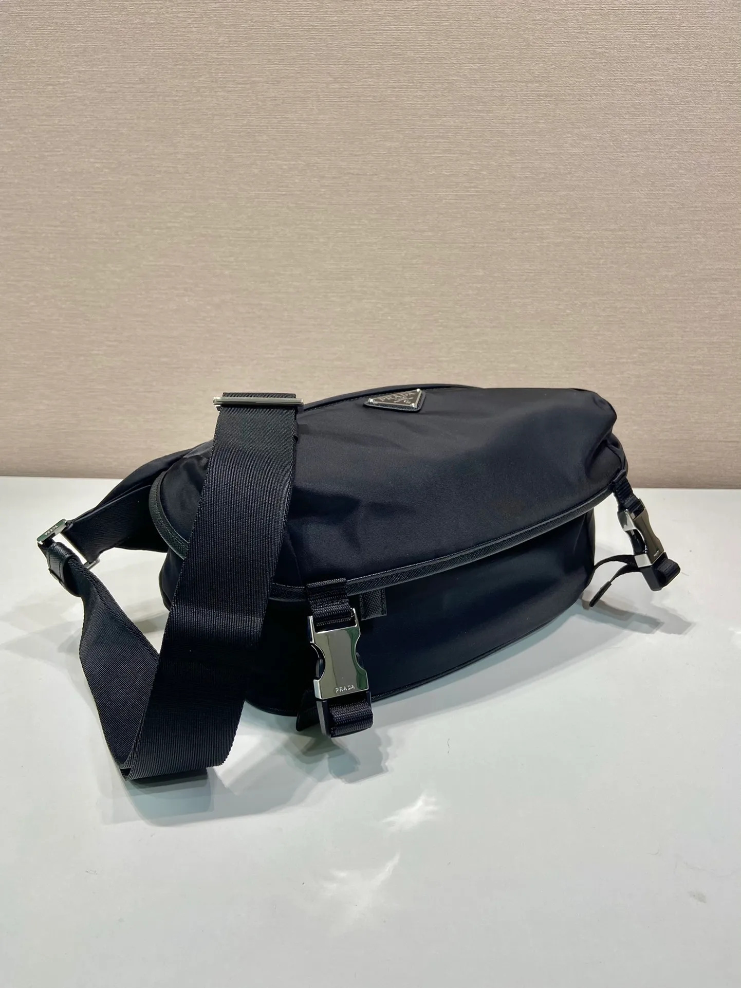 💰1000🎉Classic Messenger Bag🎉2VH994🎉🎉 This clamshell shoulder bag is made of iconic P family materials such as nylon and Saffiano leather. The shoulder bag features internal and external pockets and is embellished with a triangular metal logo, combining functionality with brand style. The upper body effect is very cool😎, simple and elegant😘Hurry up and get it🎉🎉 Length 27x Height 15.5x Bottom 14cm🎉🎉