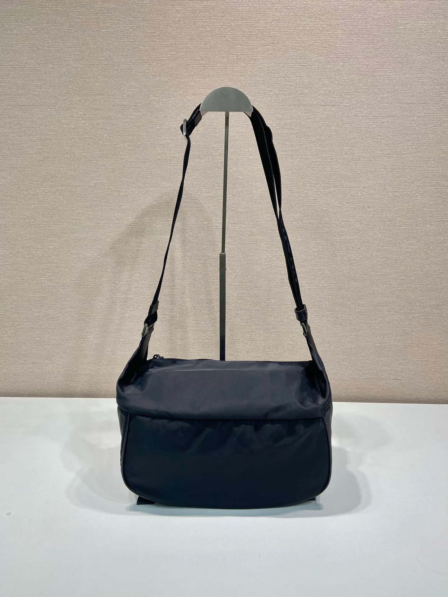 💰1000🎉Classic Messenger Bag🎉2VH994🎉🎉 This clamshell shoulder bag is made of iconic P family materials such as nylon and Saffiano leather. The shoulder bag features internal and external pockets and is embellished with a triangular metal logo, combining functionality with brand style. The upper body effect is very cool😎, simple and elegant😘Hurry up and get it🎉🎉 Length 27x Height 15.5x Bottom 14cm🎉🎉